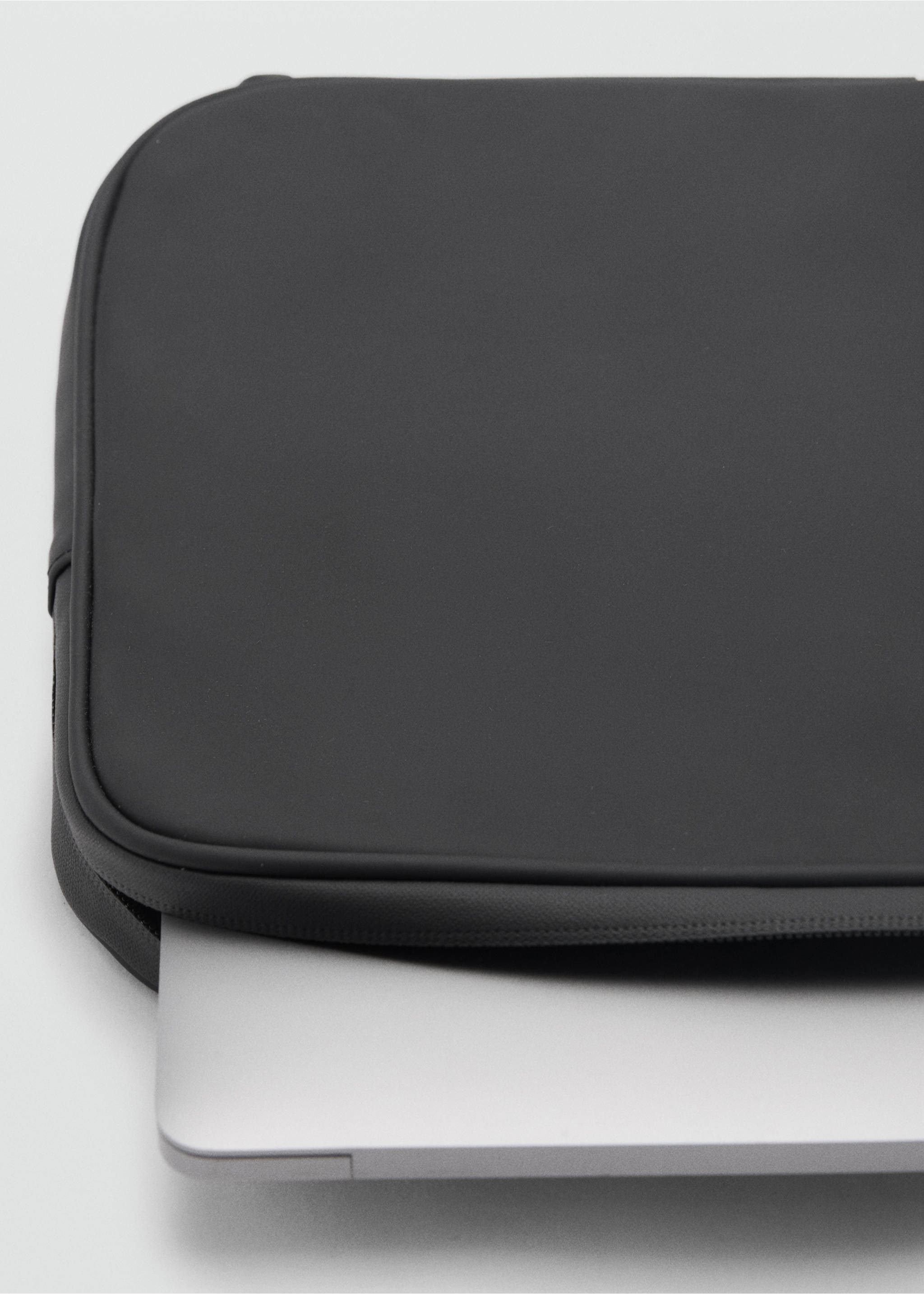 Rubberized laptop case - Details of the article 2, Black. Ref: 87040606-00.
