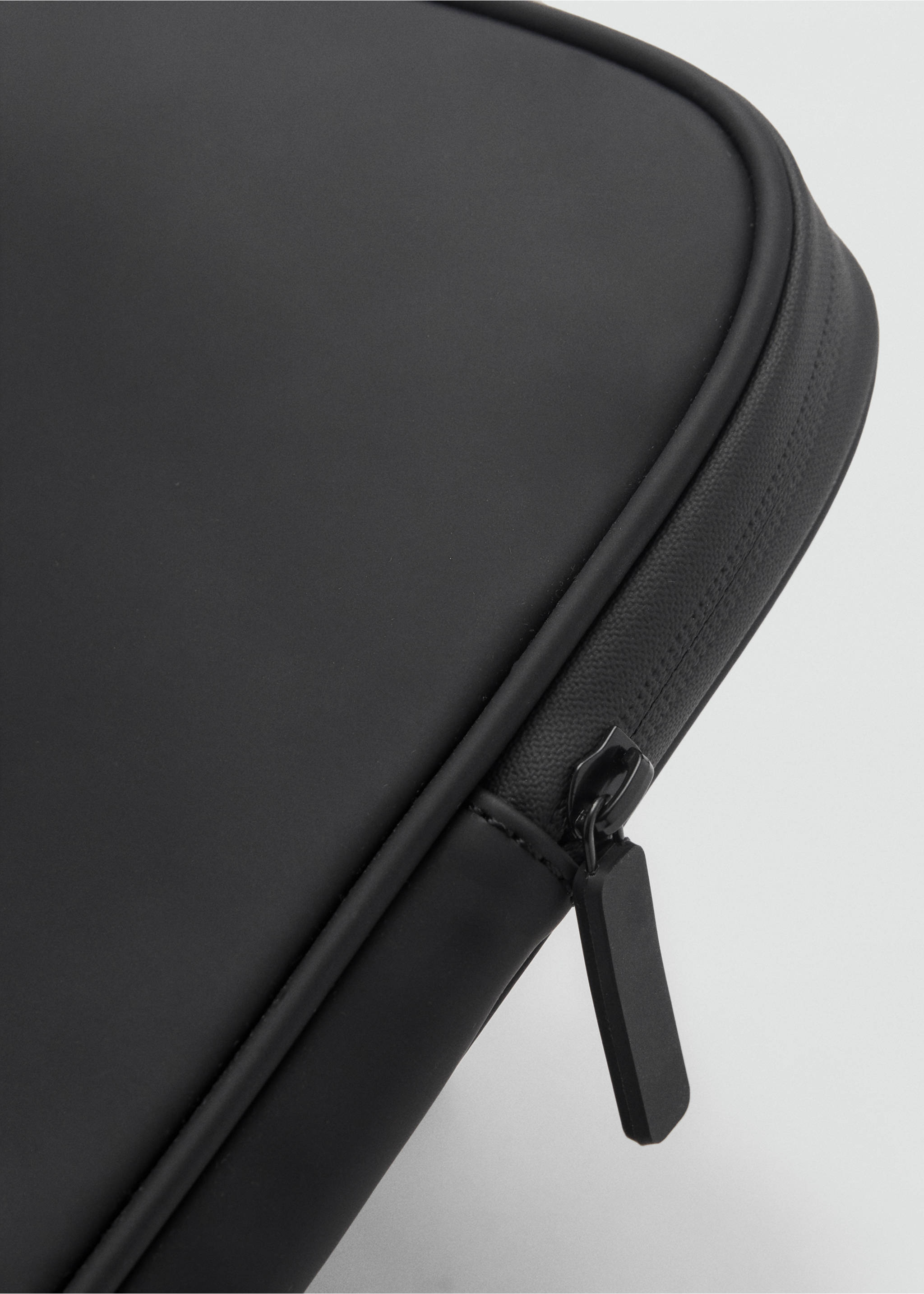 Rubberized laptop case - Details of the article 4, Black. Ref: 87040606-00.