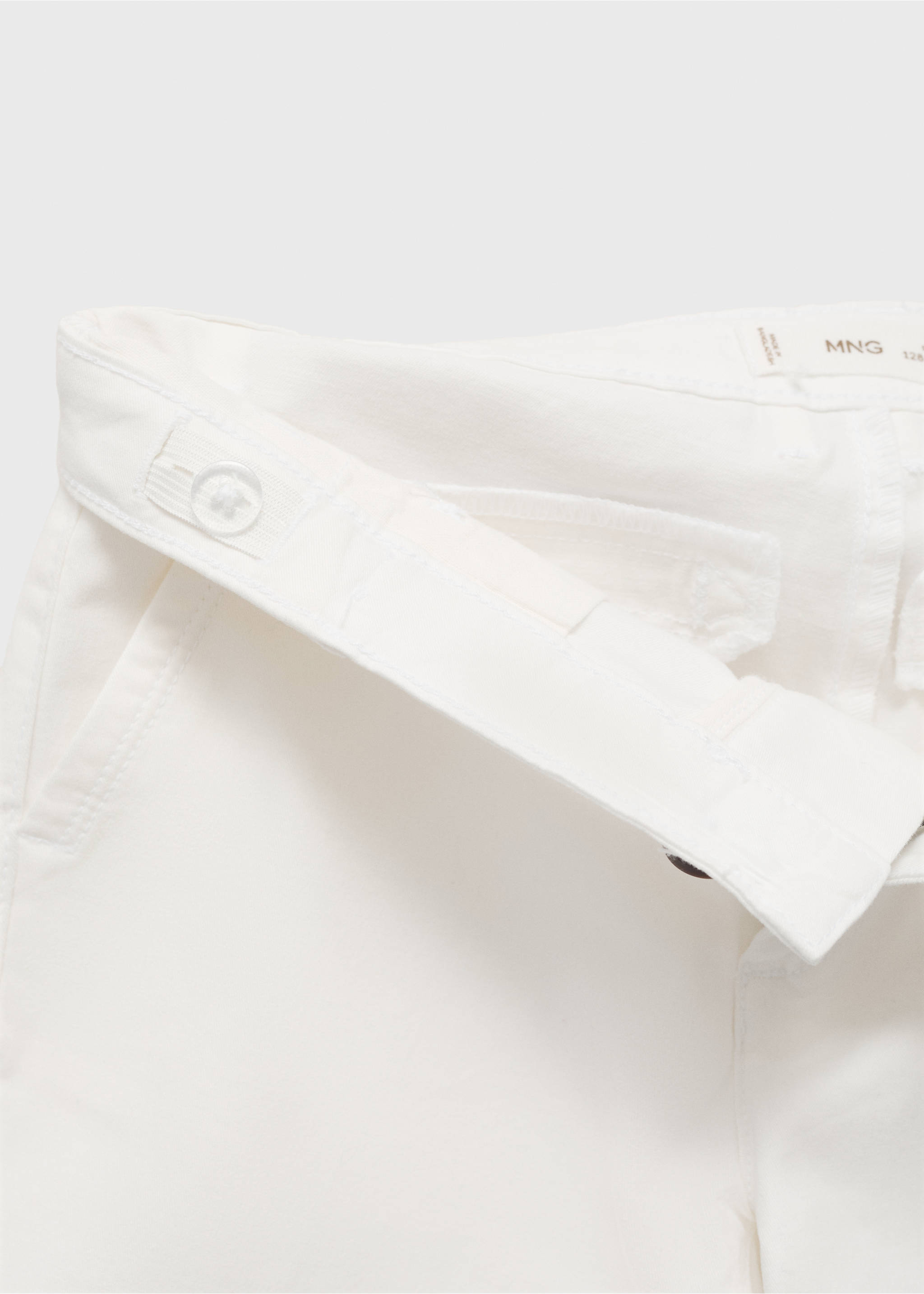 Slim-Fit-Bermudashorts im Chino-Stil aus Baumwolle - Detail des Artikels 0, Weiß. Ref: 87040627-00.