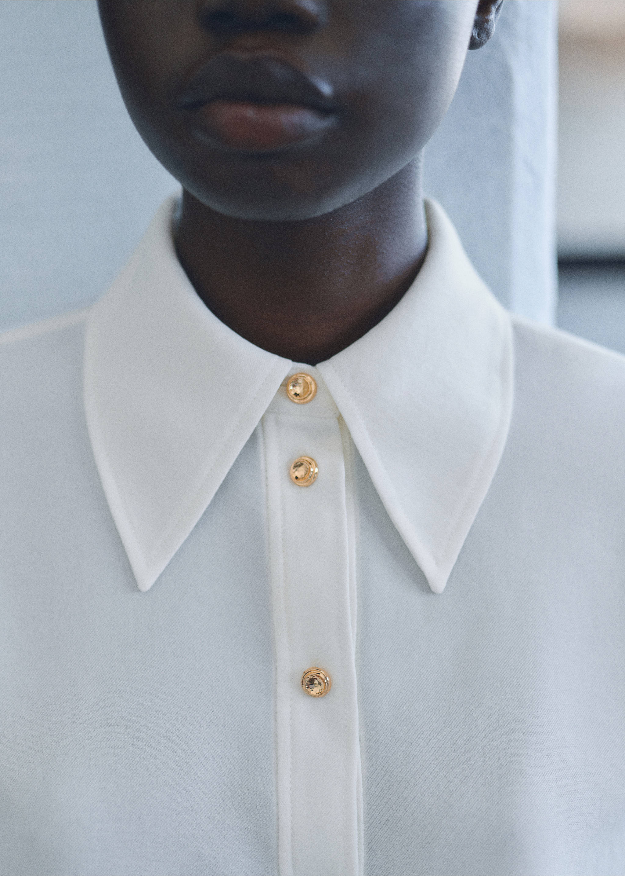 Fließende Bluse mit Knöpfen - Detail des Artikels 3, Cremeweiß. Ref: 87040635-00.
