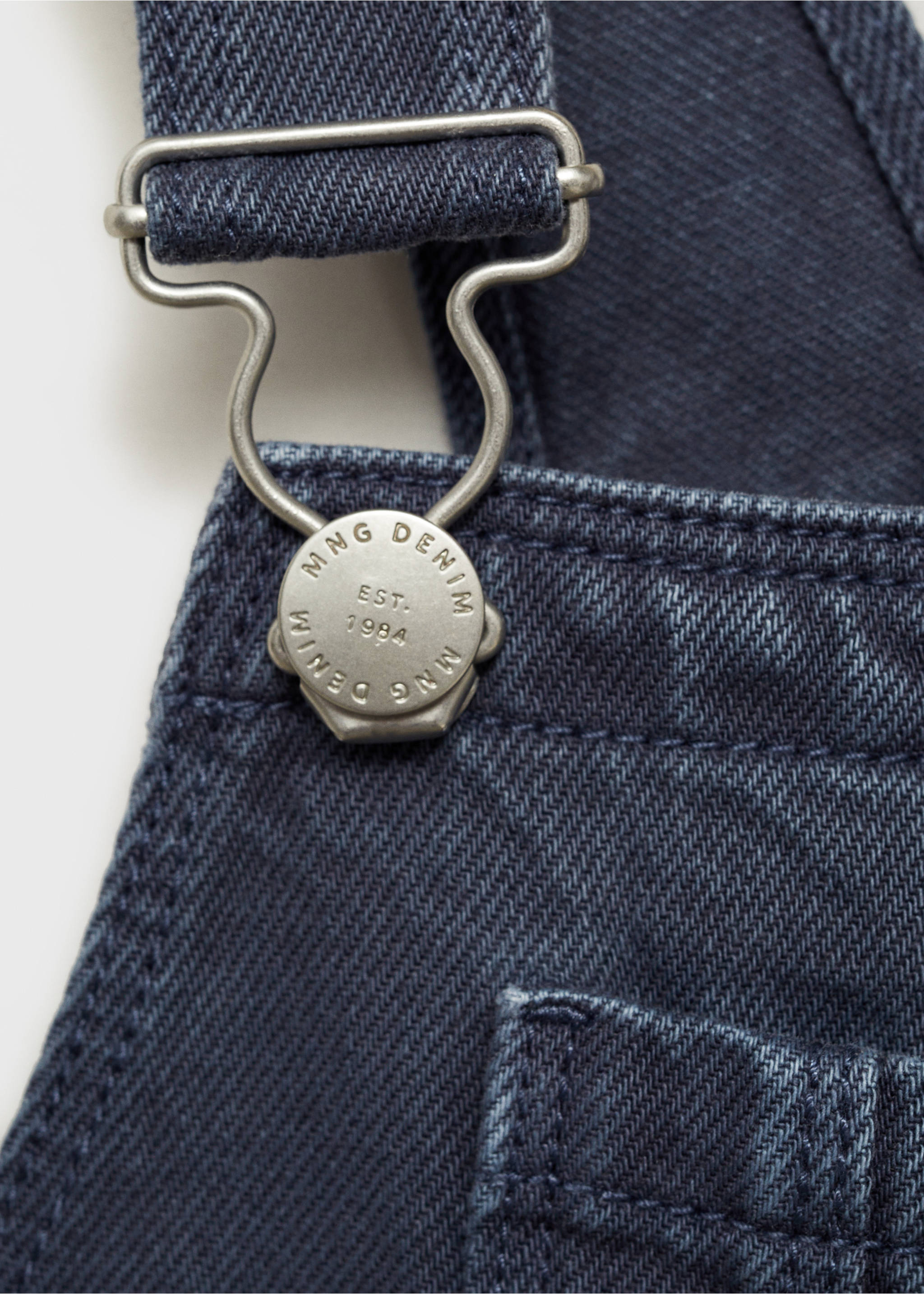 Lange Jeanslatzhose - Detail des Artikels 8, Dunkles Marineblau. Ref: 87041047-00.