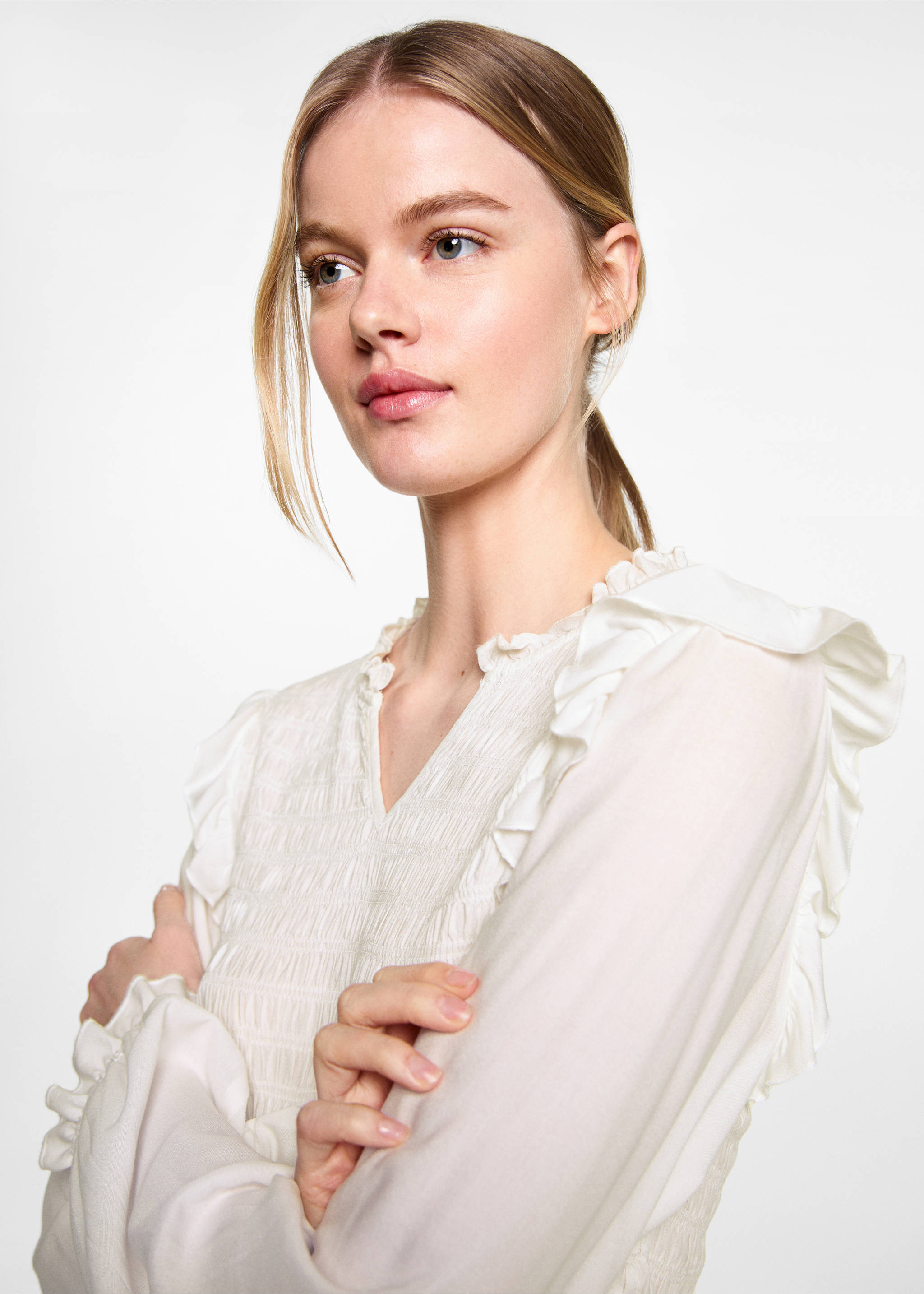 Geraffte Bluse mit Rüschen - Detail des Artikels 1, Cremeweiß. Ref: 87042537-00.