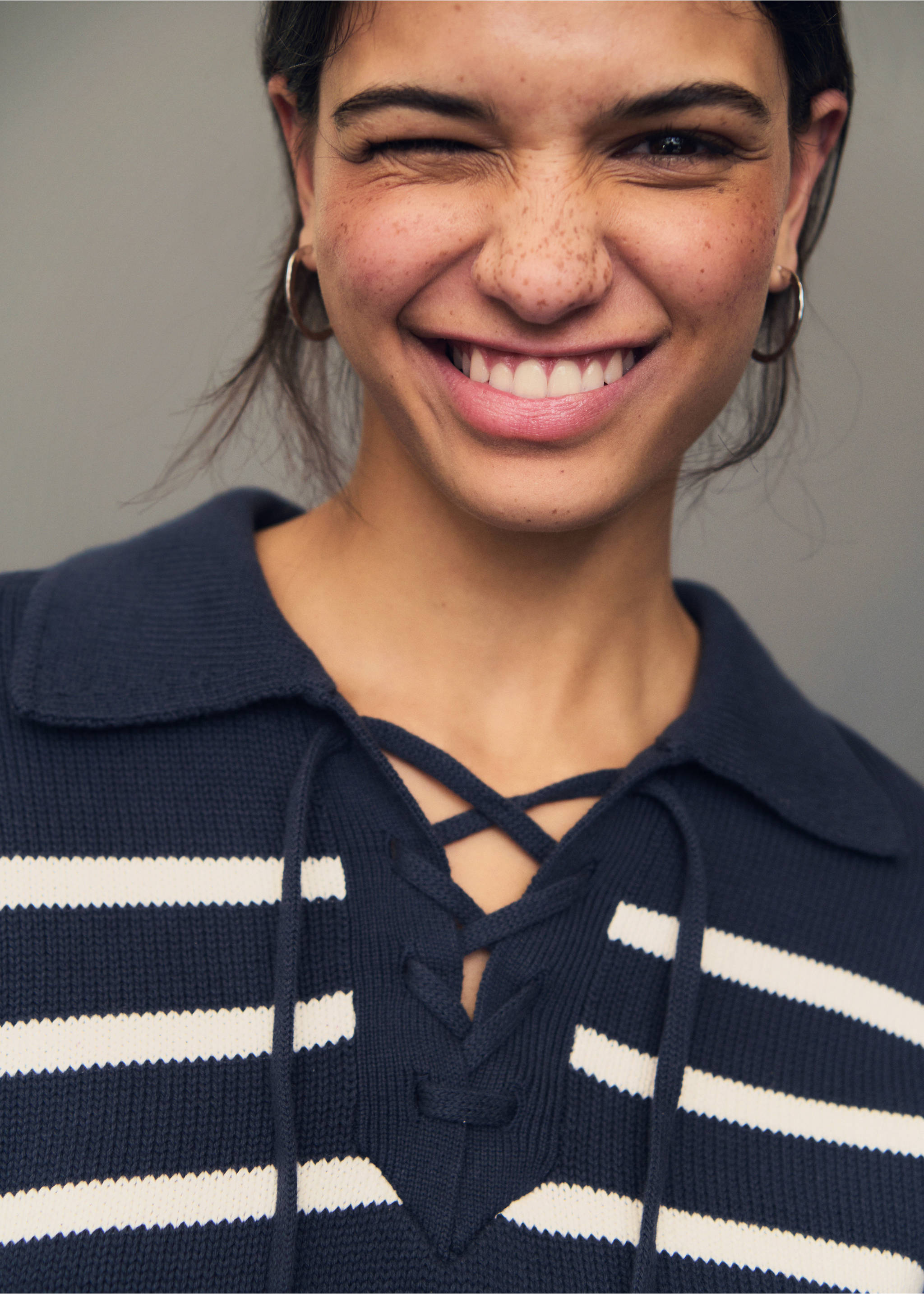 Gestreifter Pullover mit Polokragen - Detail des Artikels 6, Blau. Ref: 87042538-00.