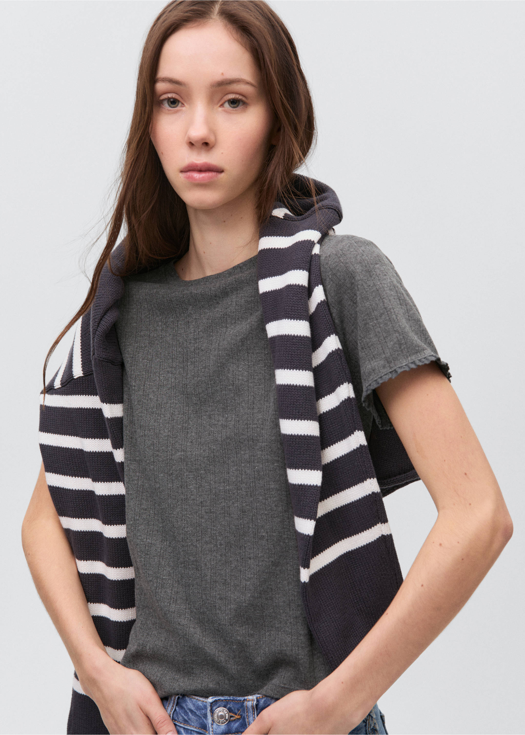 Koszulka ze zdobieniem na rękawie - Plan średni, Ciemnoszary. Ref: 87042539-00.