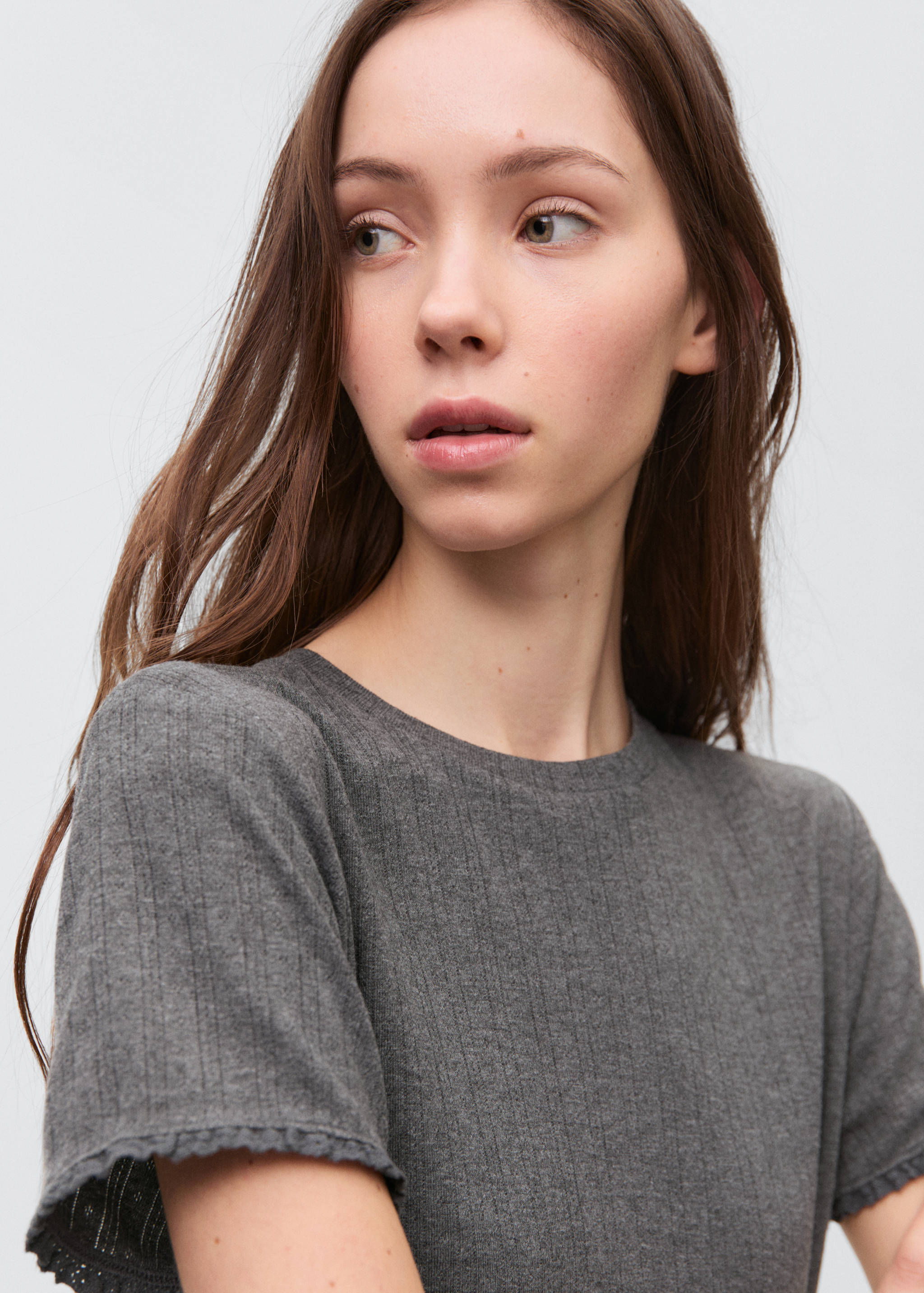 T-Shirt mit Detail am Ärmel - Detail des Artikels 1