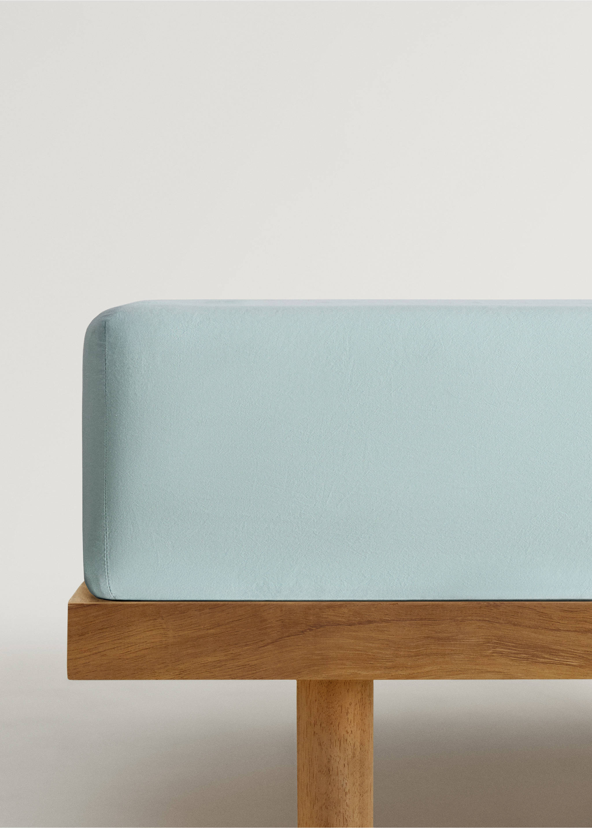 Washed cotton fitted sheet for 150 cm bed - Article without model, Pastel Green. Ref: 87042930-00.