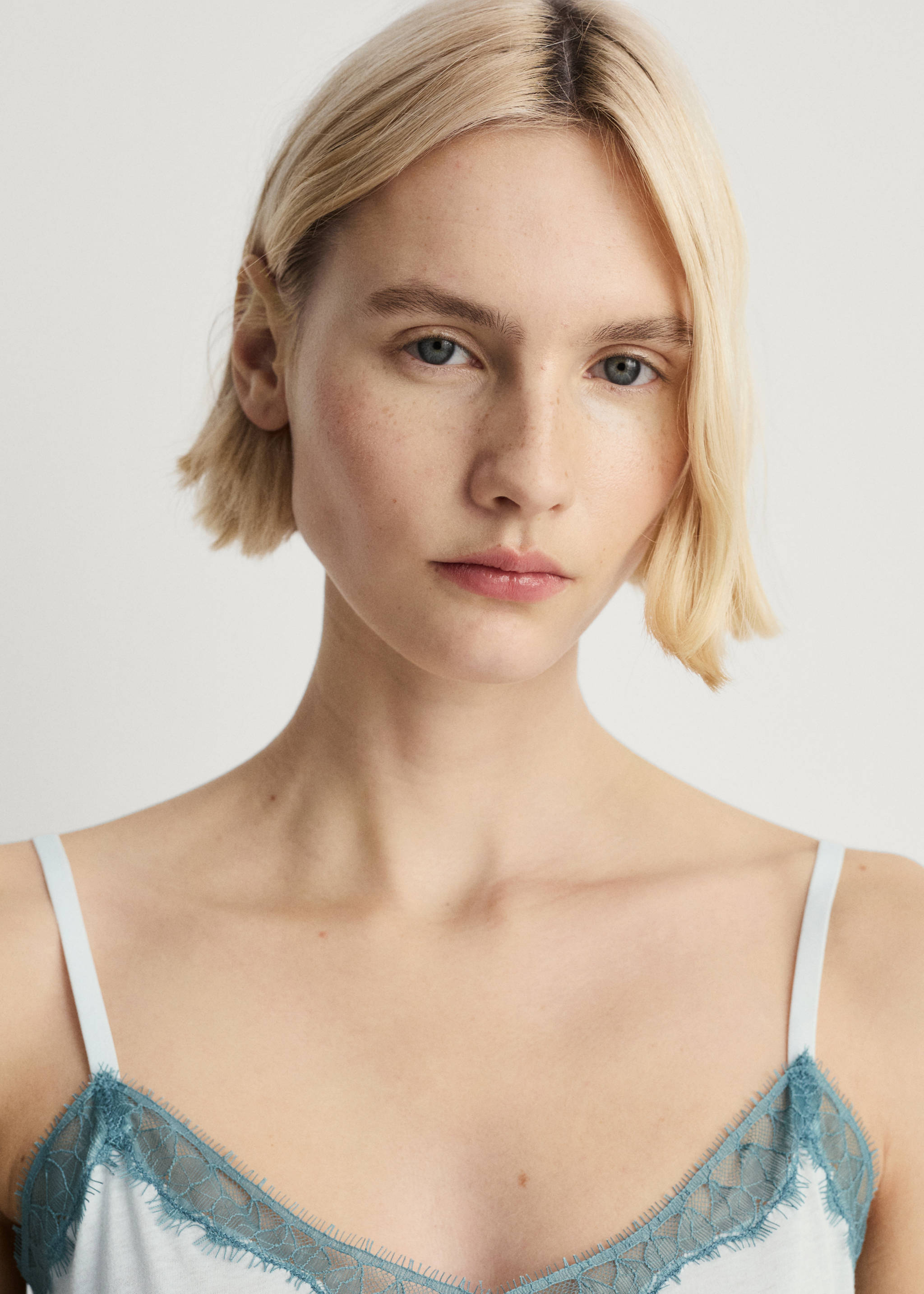 Lace-trimmed nightgown - Details of the article 1