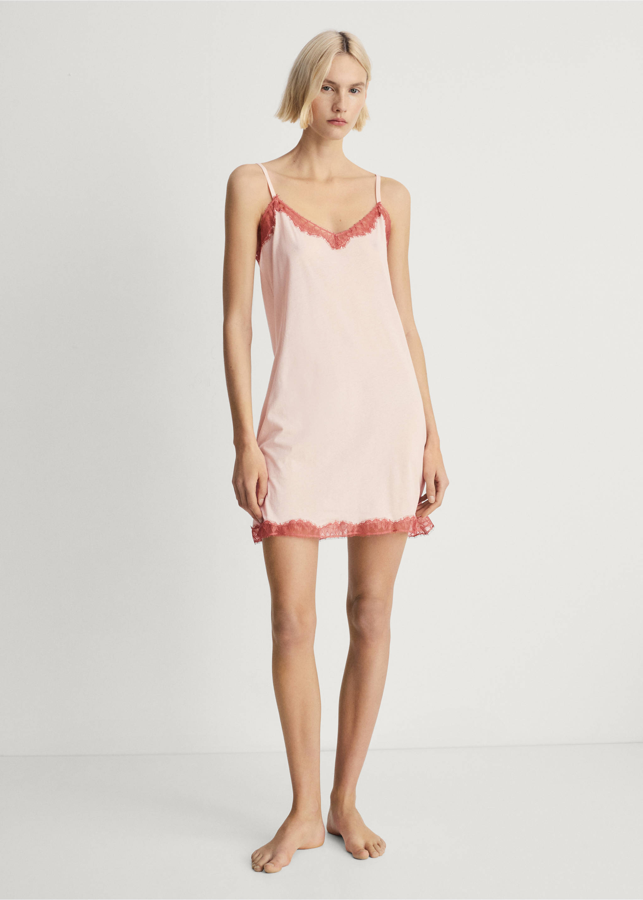 Chemise de nuit finition dentelle - Plan général, Rose pastel. Ref: 87042940-00.