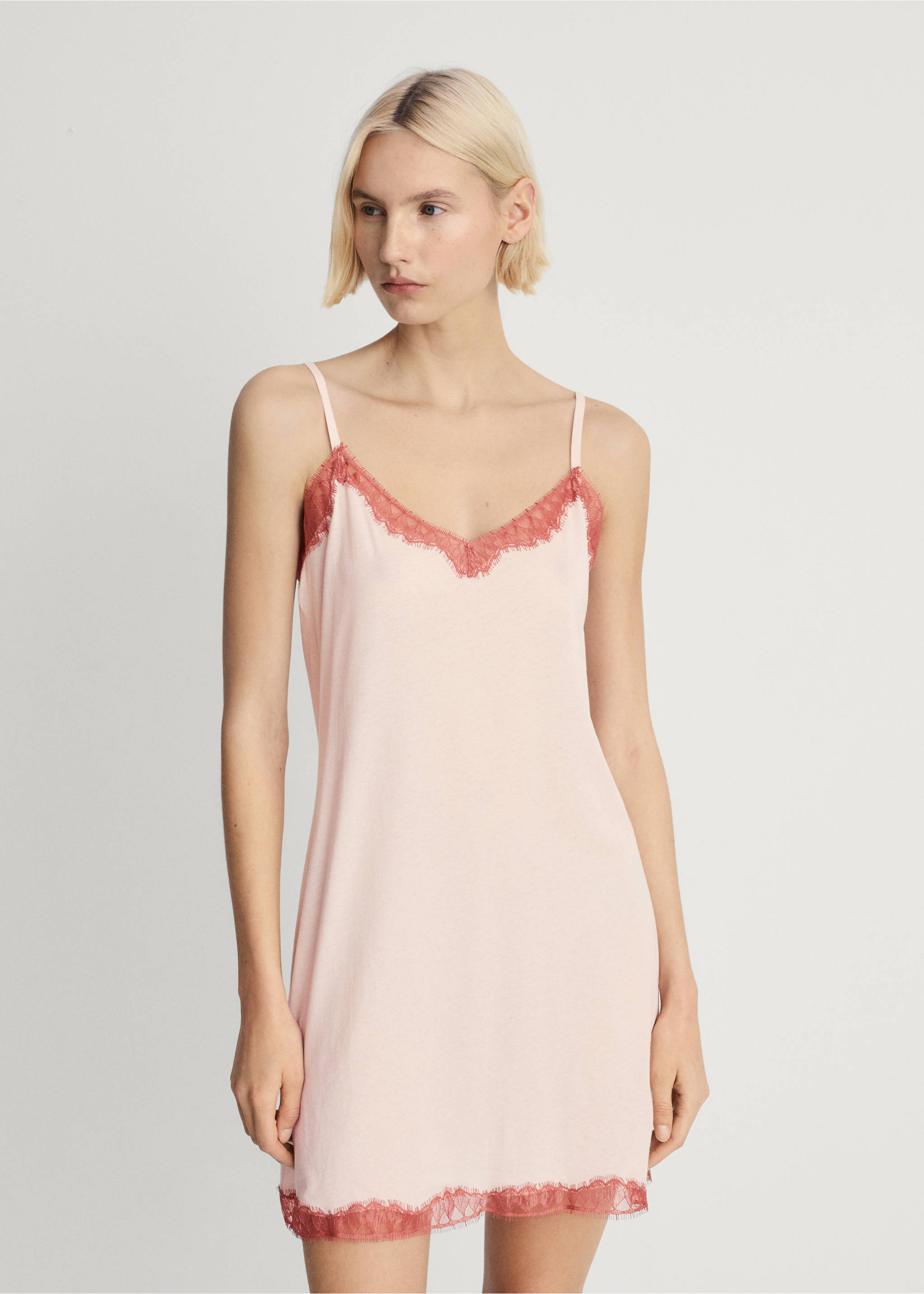 Chemise de nuit finition dentelle - Plan moyen, Rose pastel. Ref: 87042940-00.