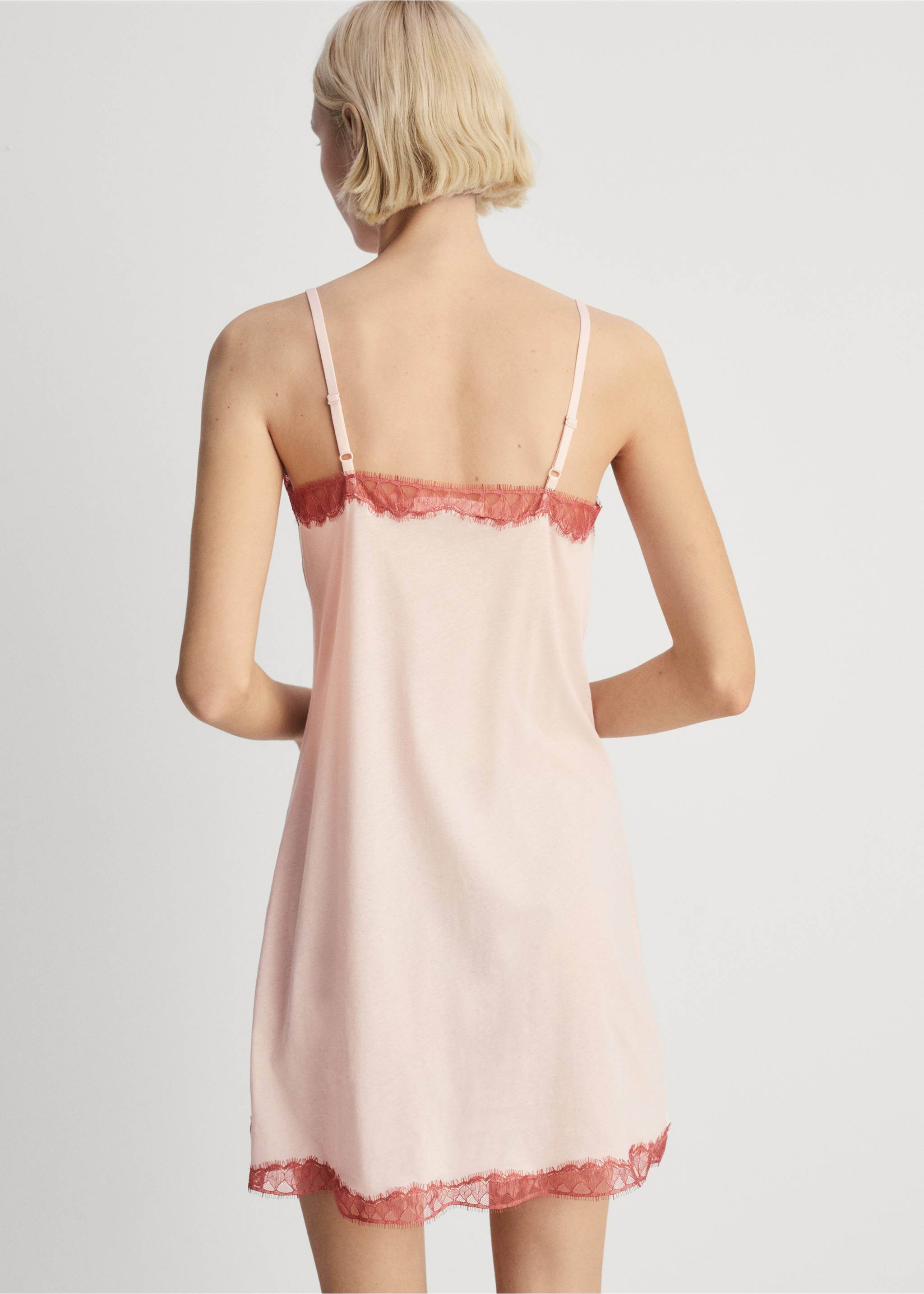 Chemise de nuit finition dentelle - Verso de l’article, Rose pastel. Ref: 87042940-00.
