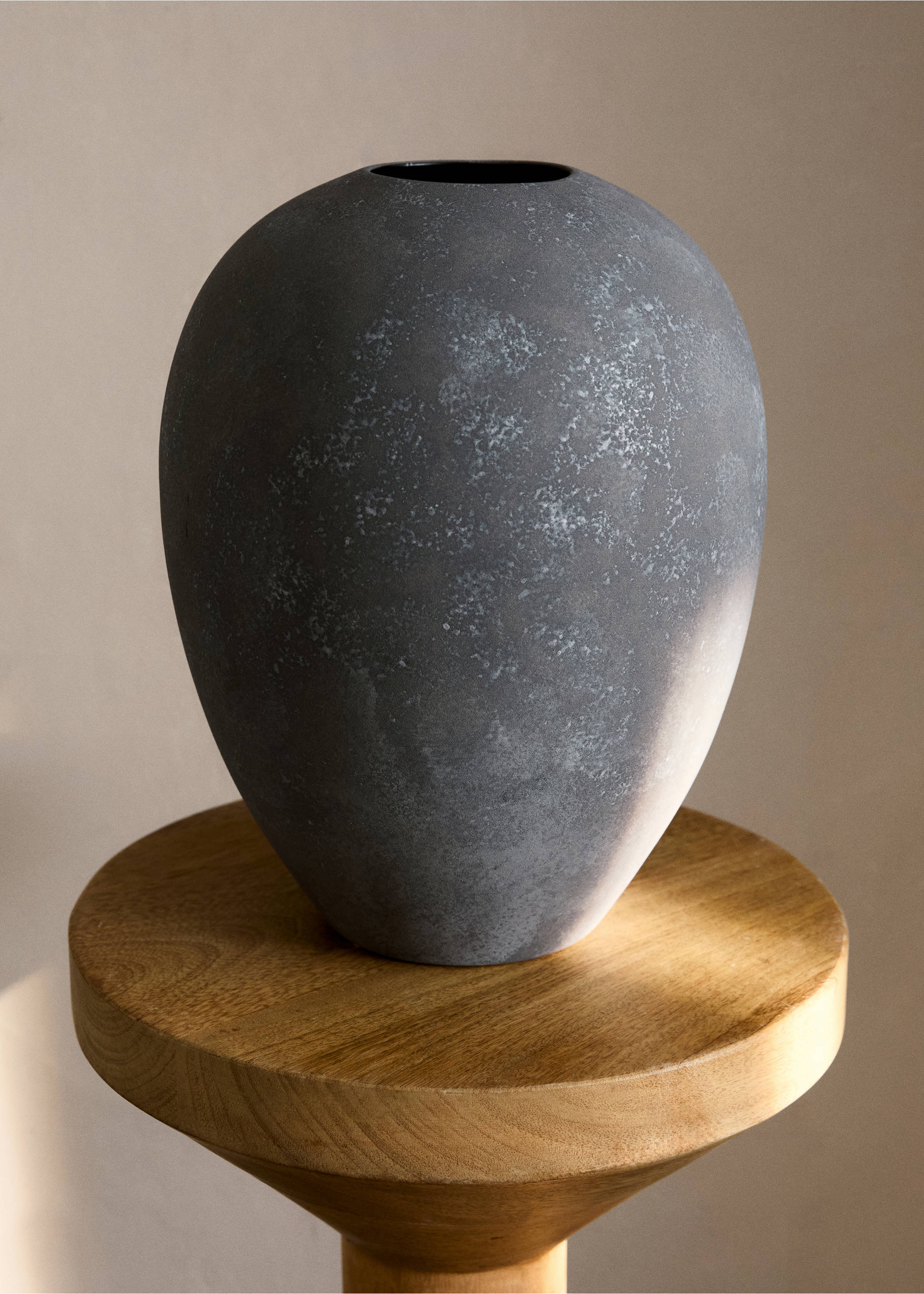 Medium matte-finish earthenware vase - General plane, Grey. Ref: 87042968-00.
