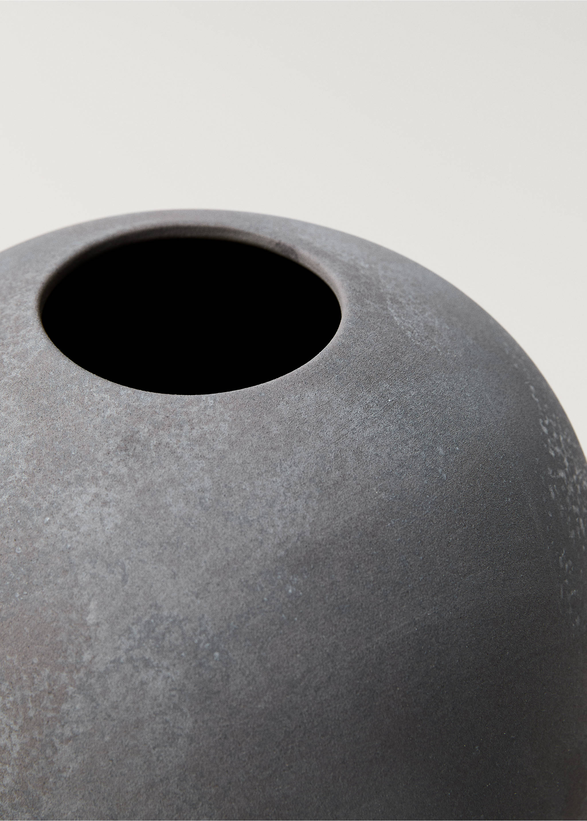 Medium matte-finish earthenware vase - Details of the article 1, Grey. Ref: 87042968-00.