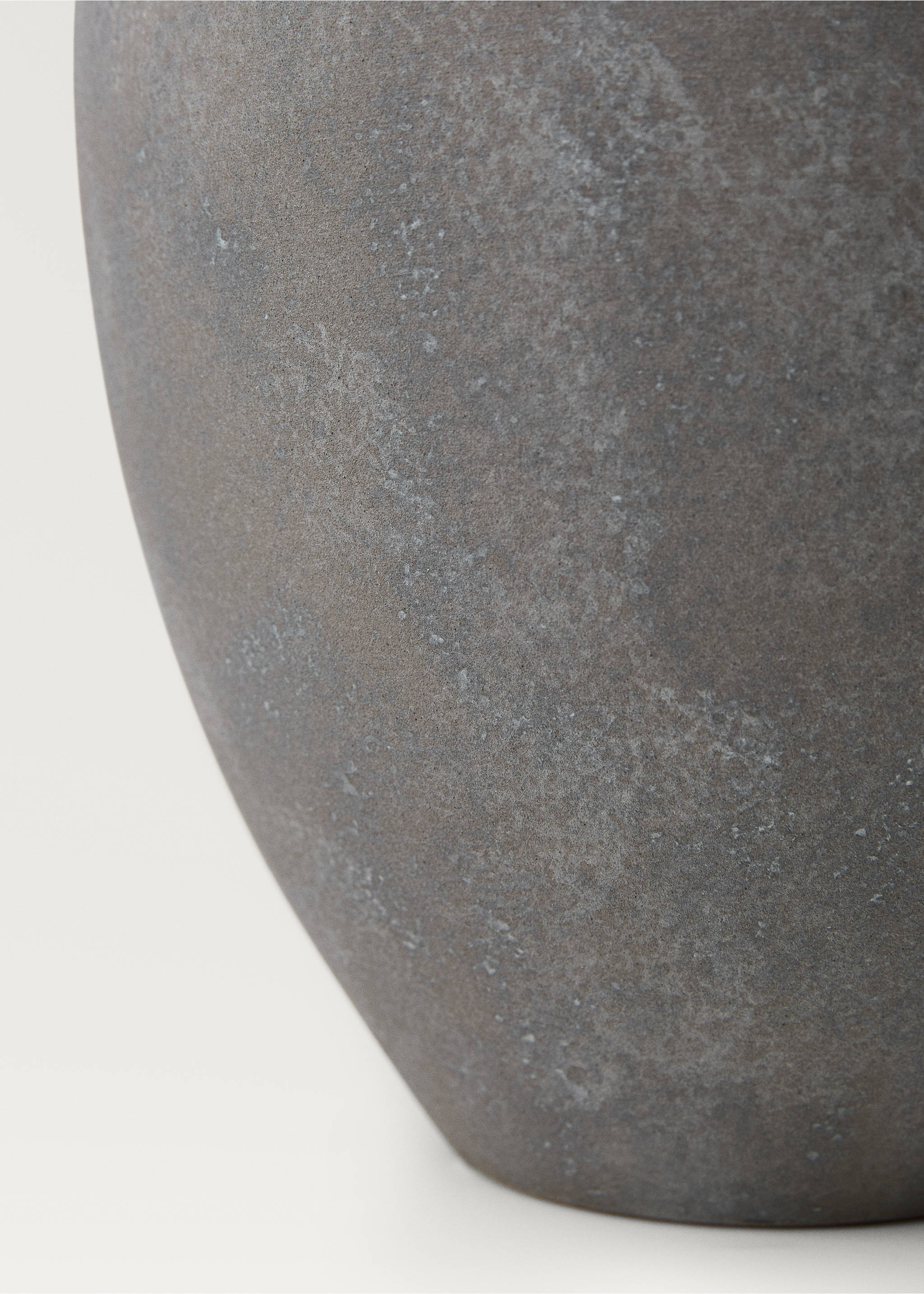 Medium matte-finish earthenware vase - Details of the article 2, Grey. Ref: 87042968-00.