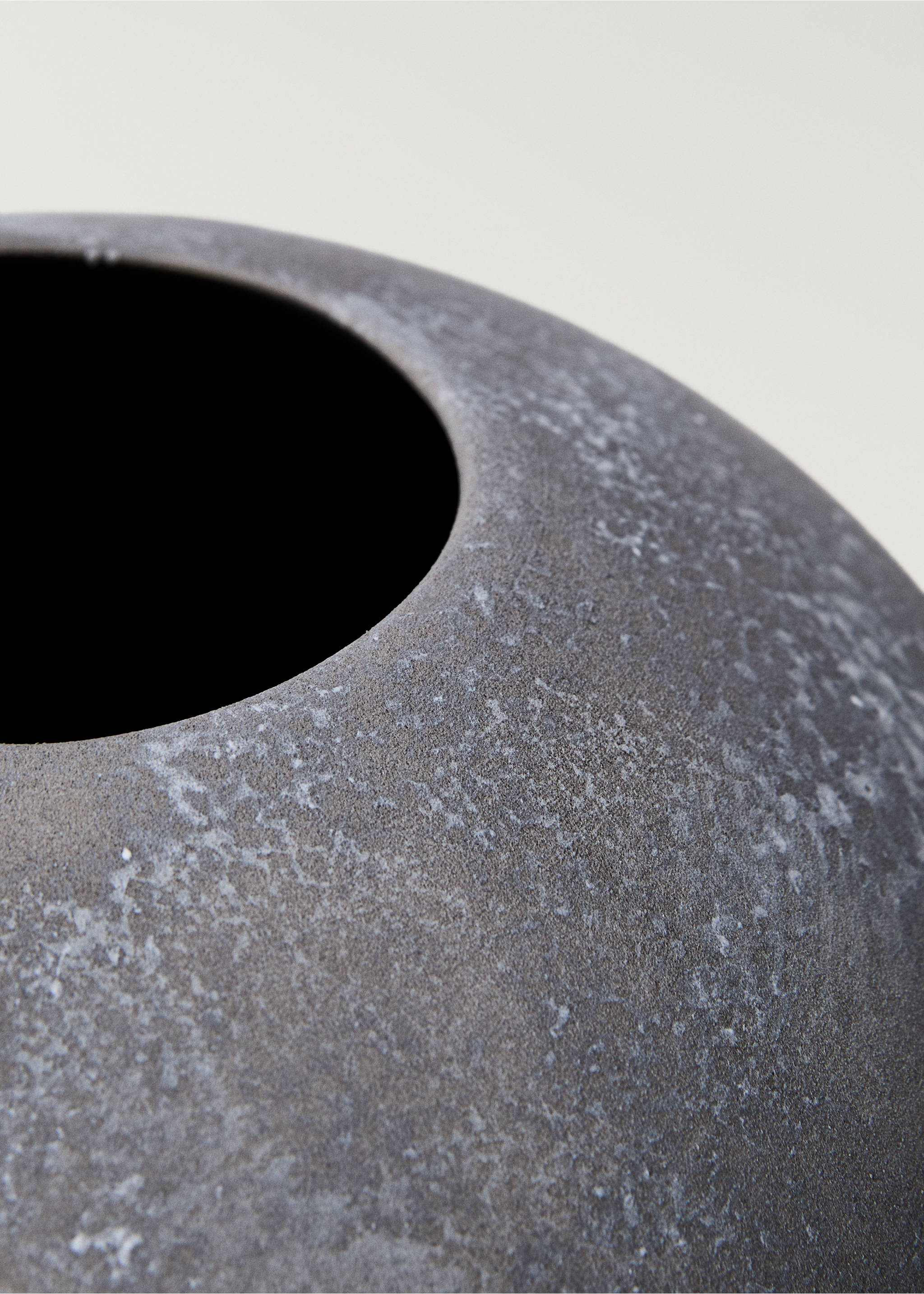 Medium matte-finish earthenware vase - Details of the article 3, Grey. Ref: 87042968-00.