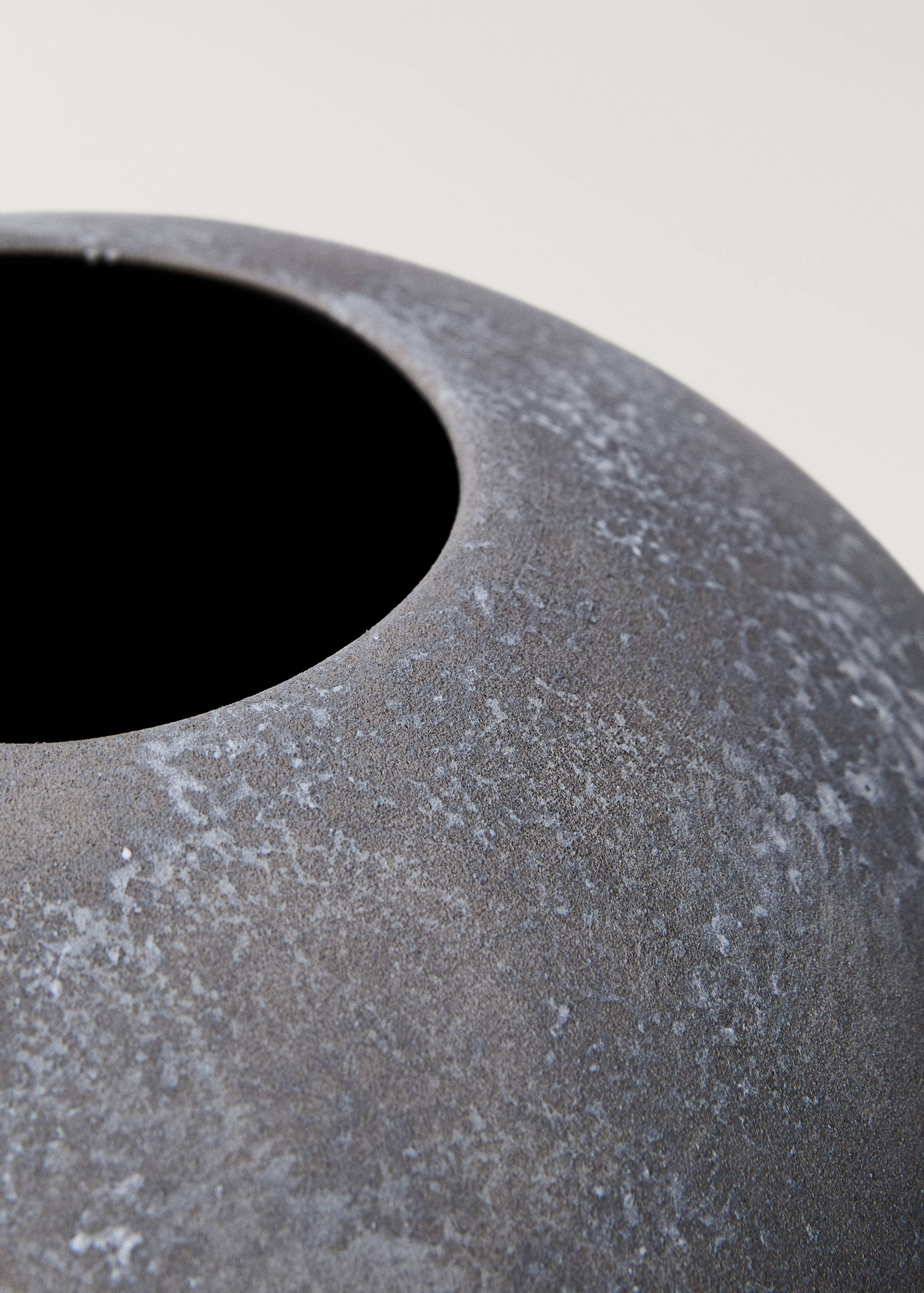 Medium matte-finish earthenware vase - Details of the article 3
