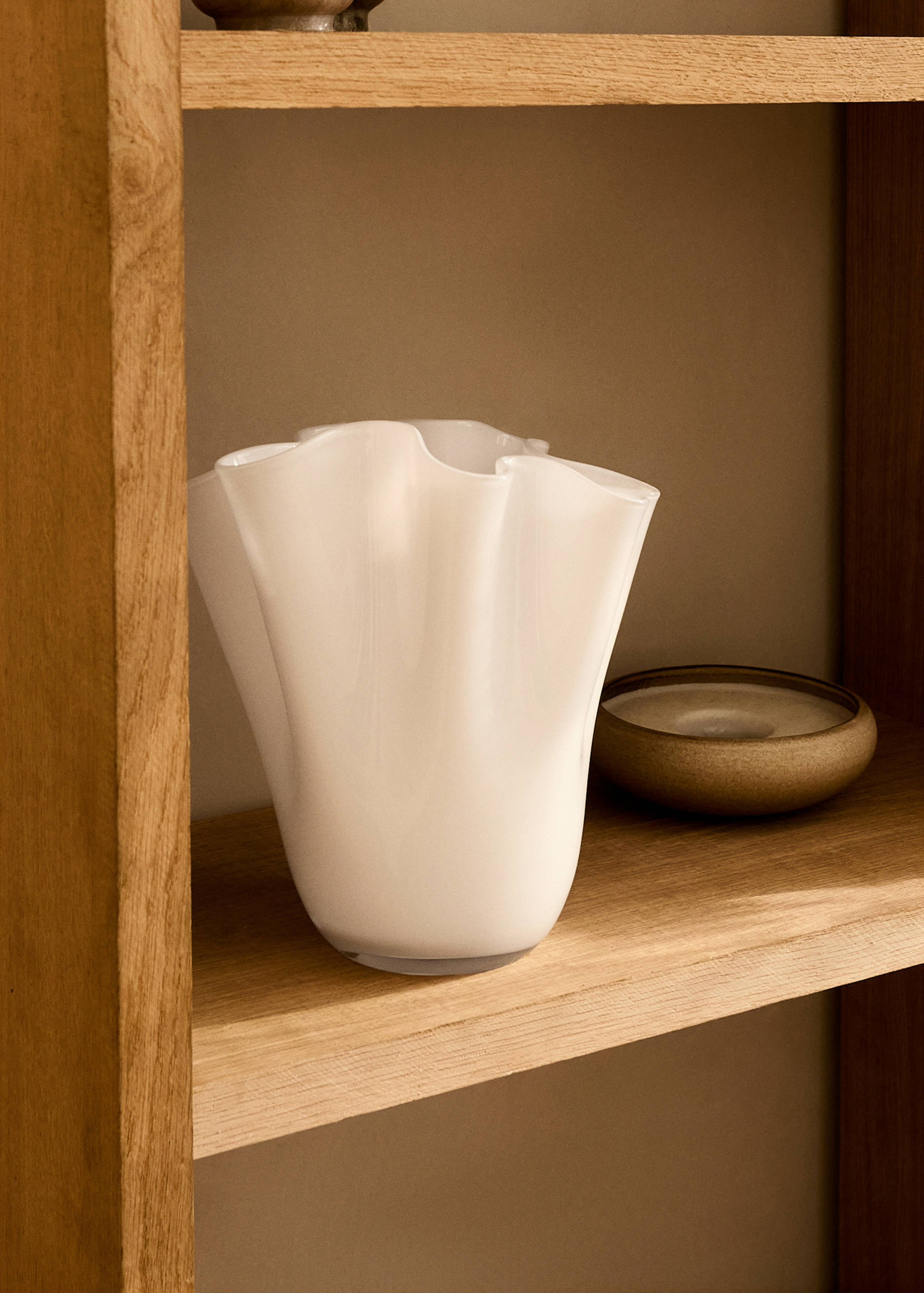 Irregular hand-blown glass vase - General plane