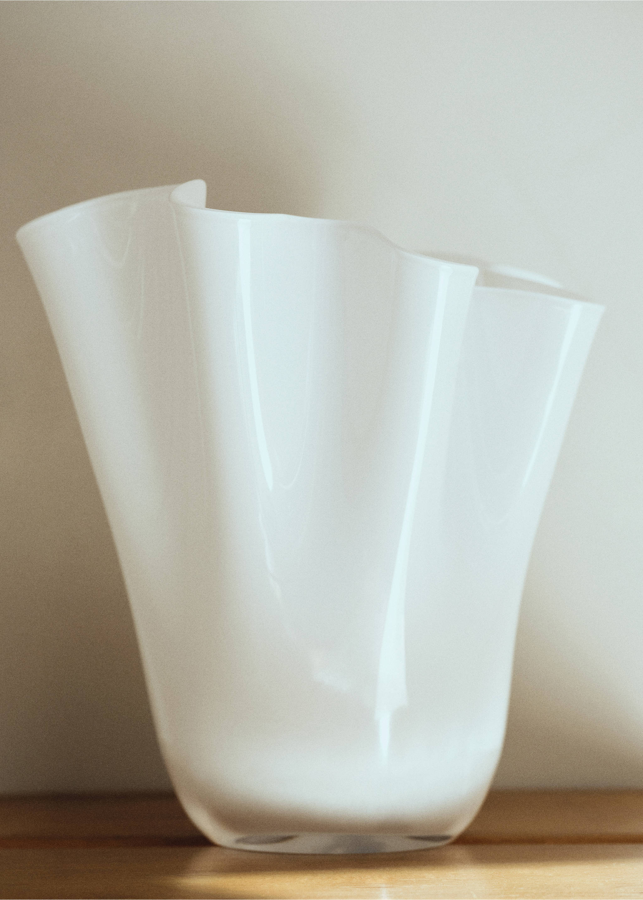 Irregular hand-blown glass vase - Details of the article 6, White. Ref: 87042980-00.