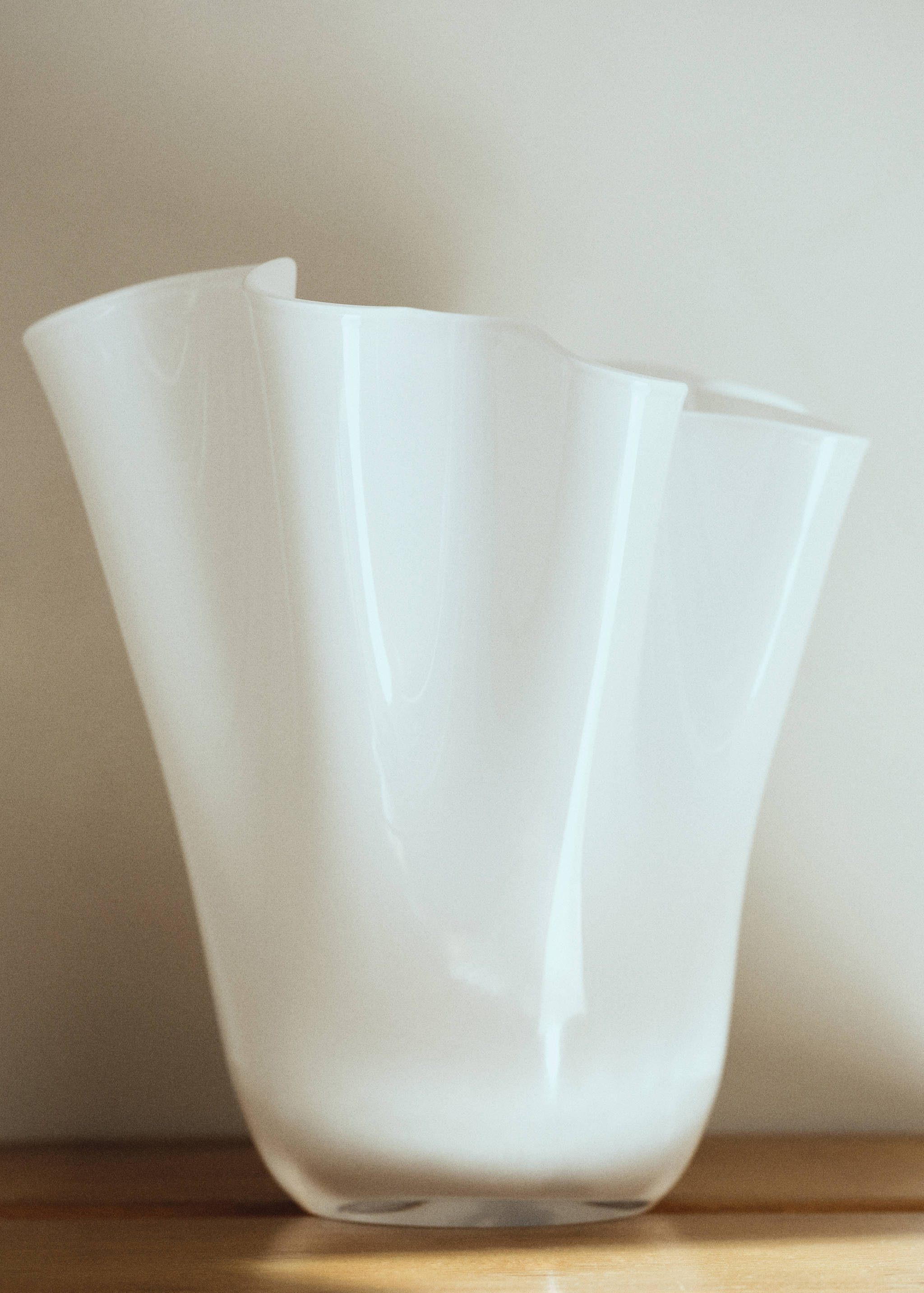 Irregular hand-blown glass vase - Details of the article 6