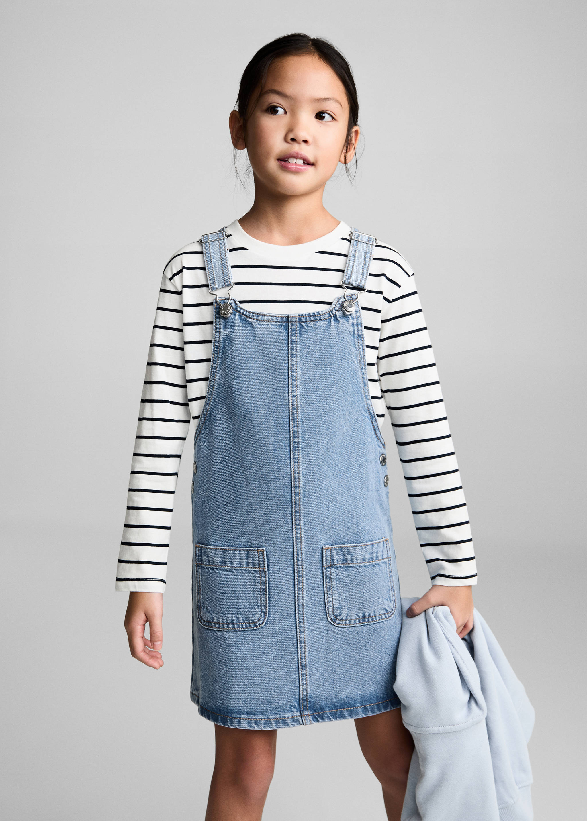 Robe chasuble courte en jean - Plan moyen