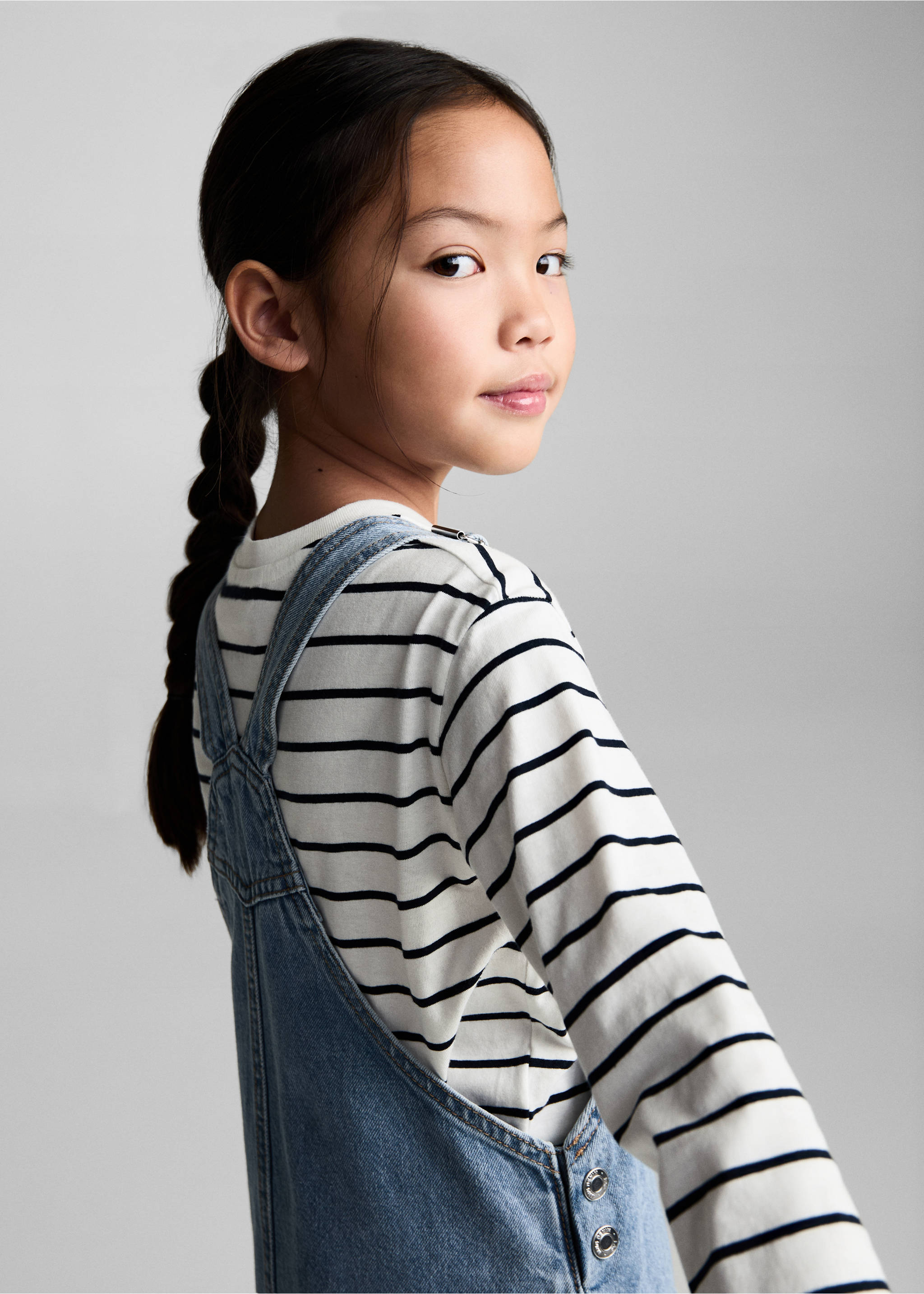 Robe chasuble courte en jean - Détail de l'article 1, Bleu moyen. Ref: 87043270-00.