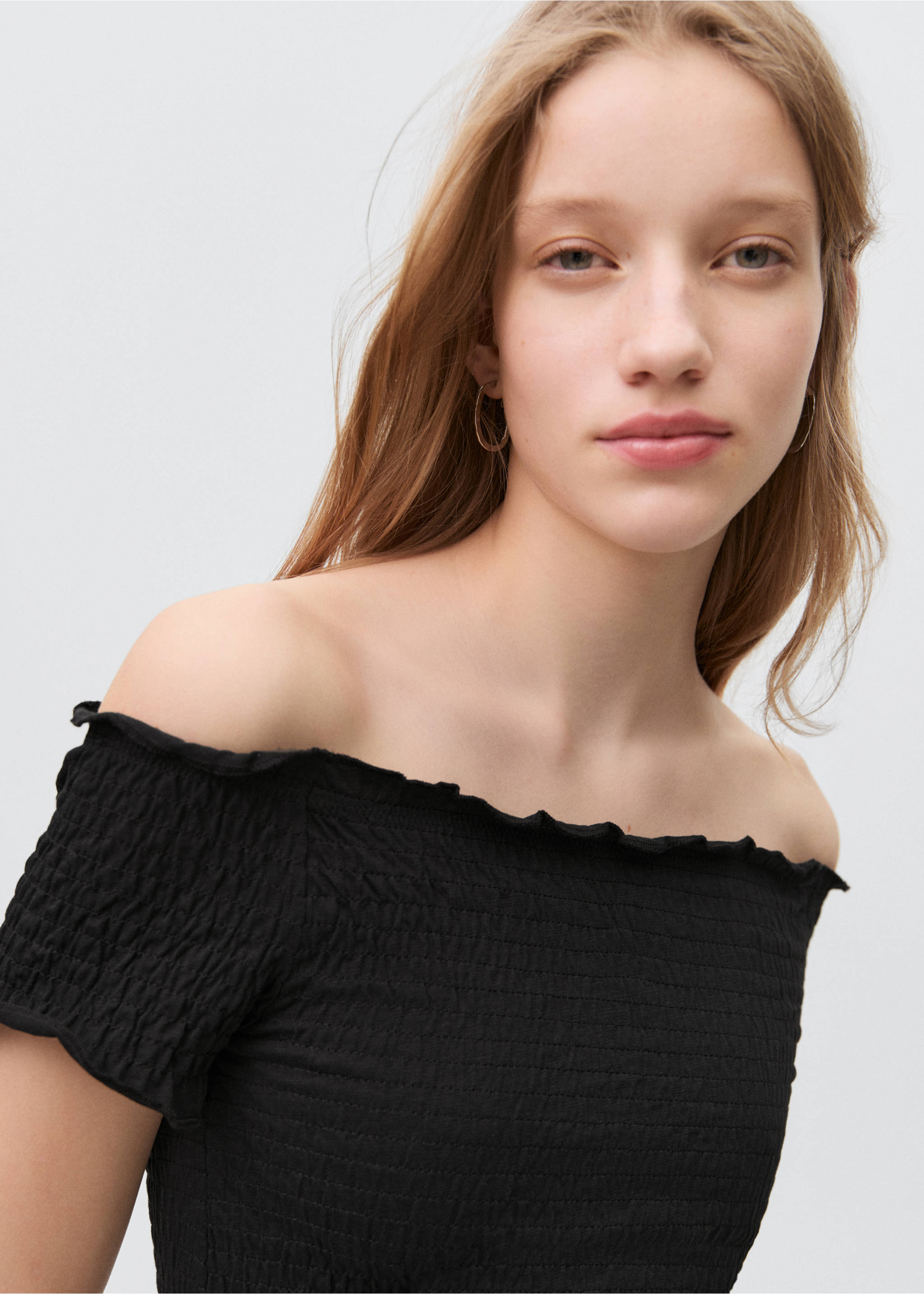 Schulterfreies Top mit Raffdetails - Detail des Artikels 1, Schwarz. Ref: 87043274-00.
