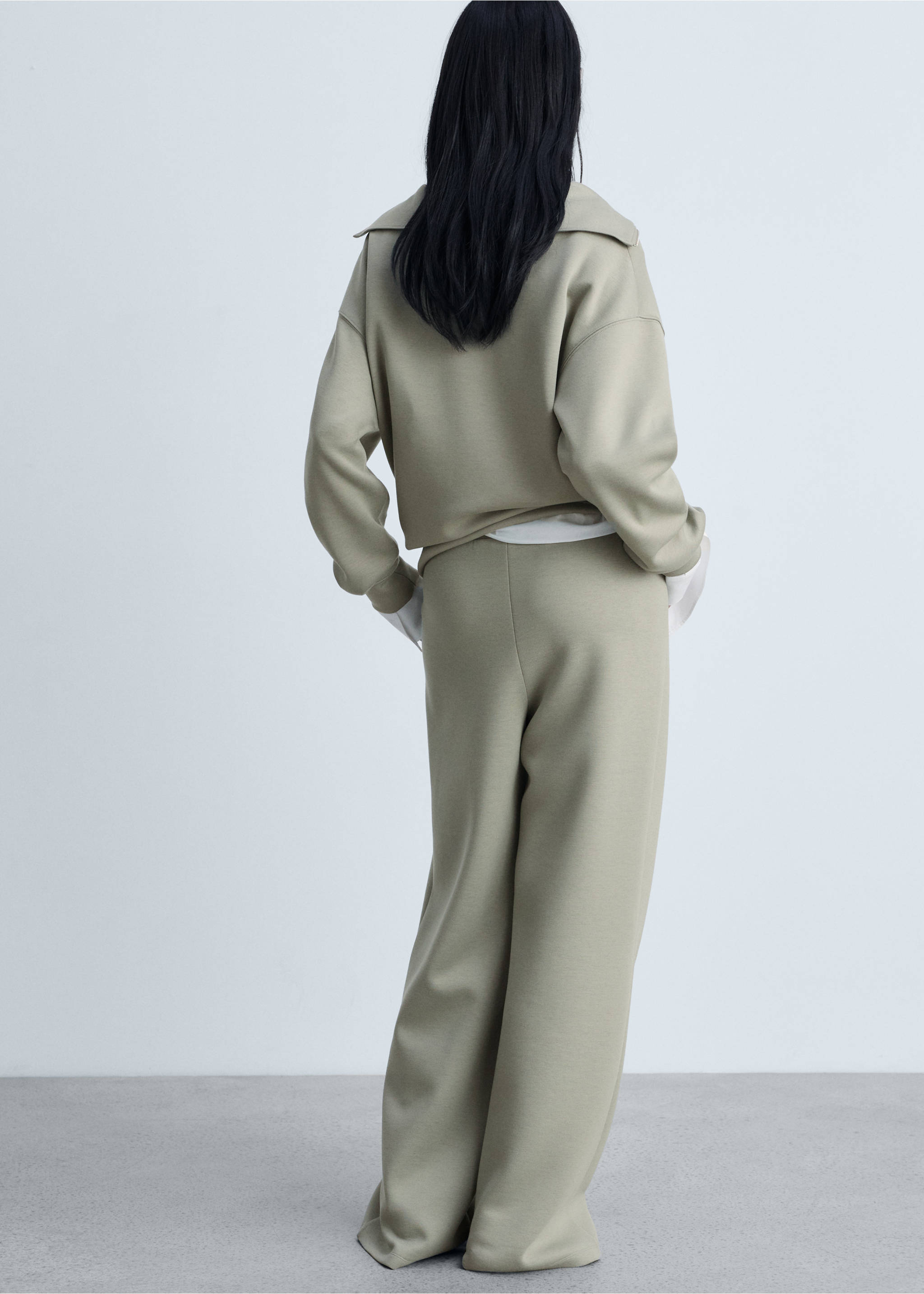 Wideleg-Jogger-Pants mit Abnähern - Rückseite des Artikels, Khaki. Ref: 87043275-00.