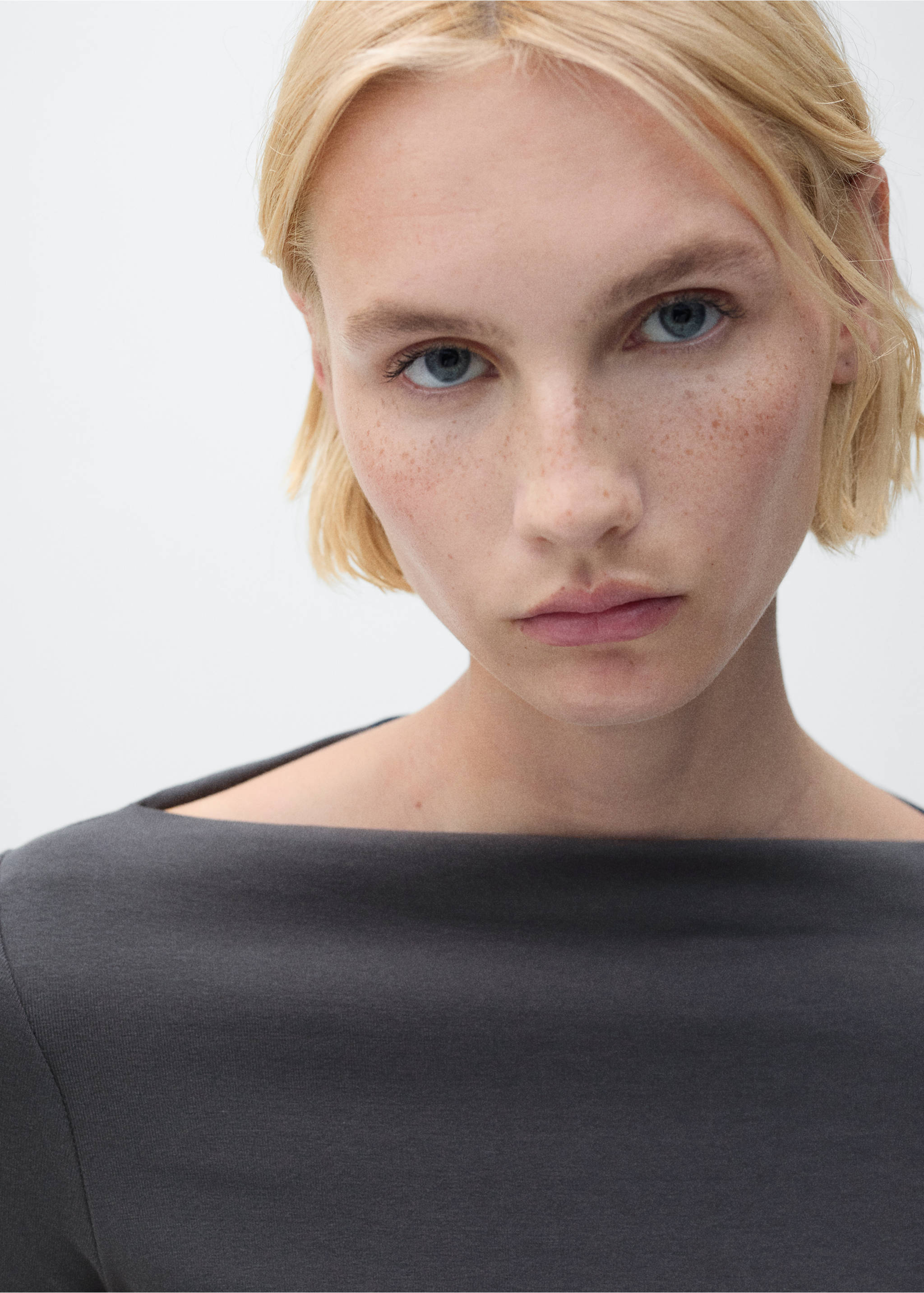 Cotton boat neck t-shirt - Details of the article 1, Charcoal. Ref: 87043281-00.