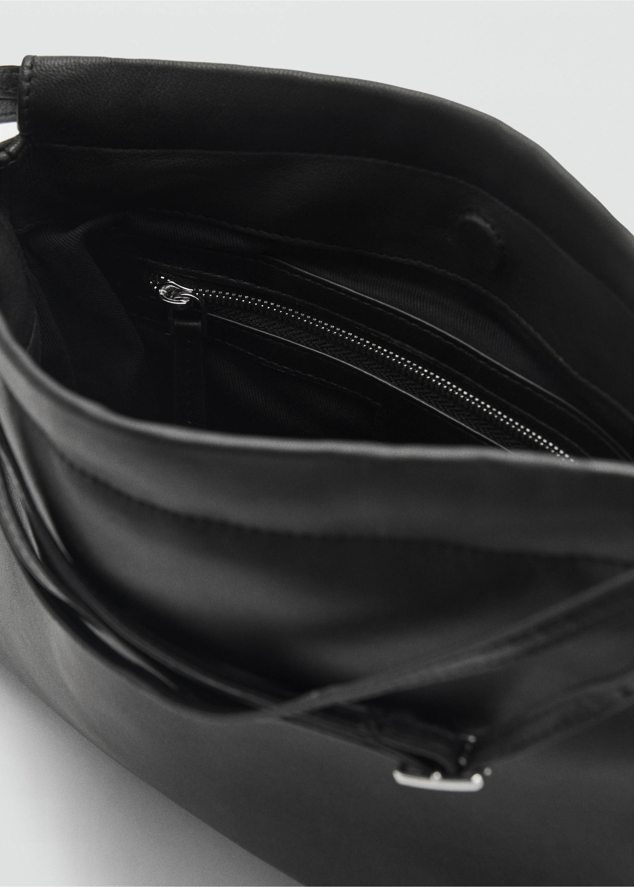 Sack-style leather bag - Details of the article 2, Black. Ref: 87043293-00.