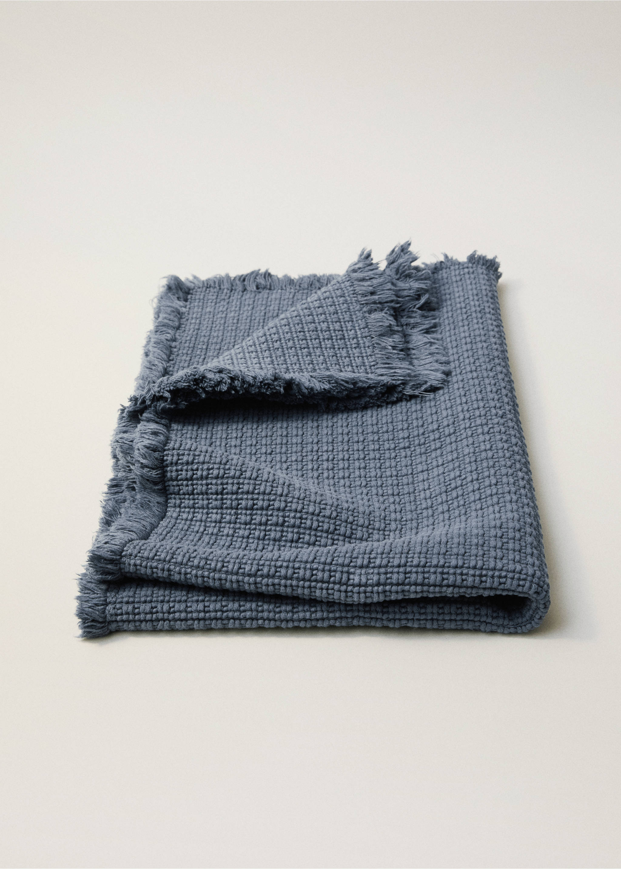 Geometric fringed bath rug - Details of the article 8, Blue. Ref: 87043299-00.