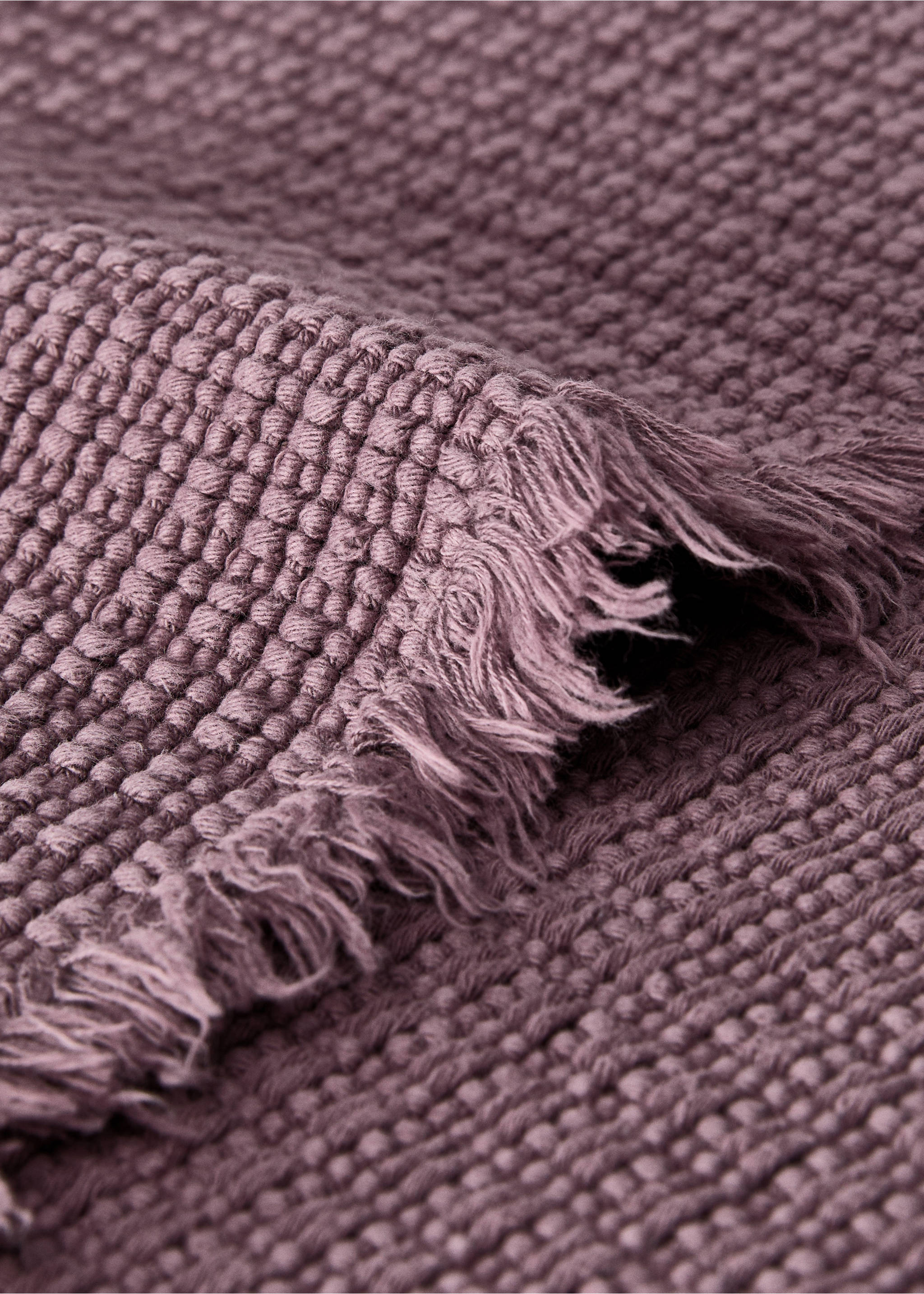Geometric fringed bath rug - Details of the article 2, Plum. Ref: 87043299-00.