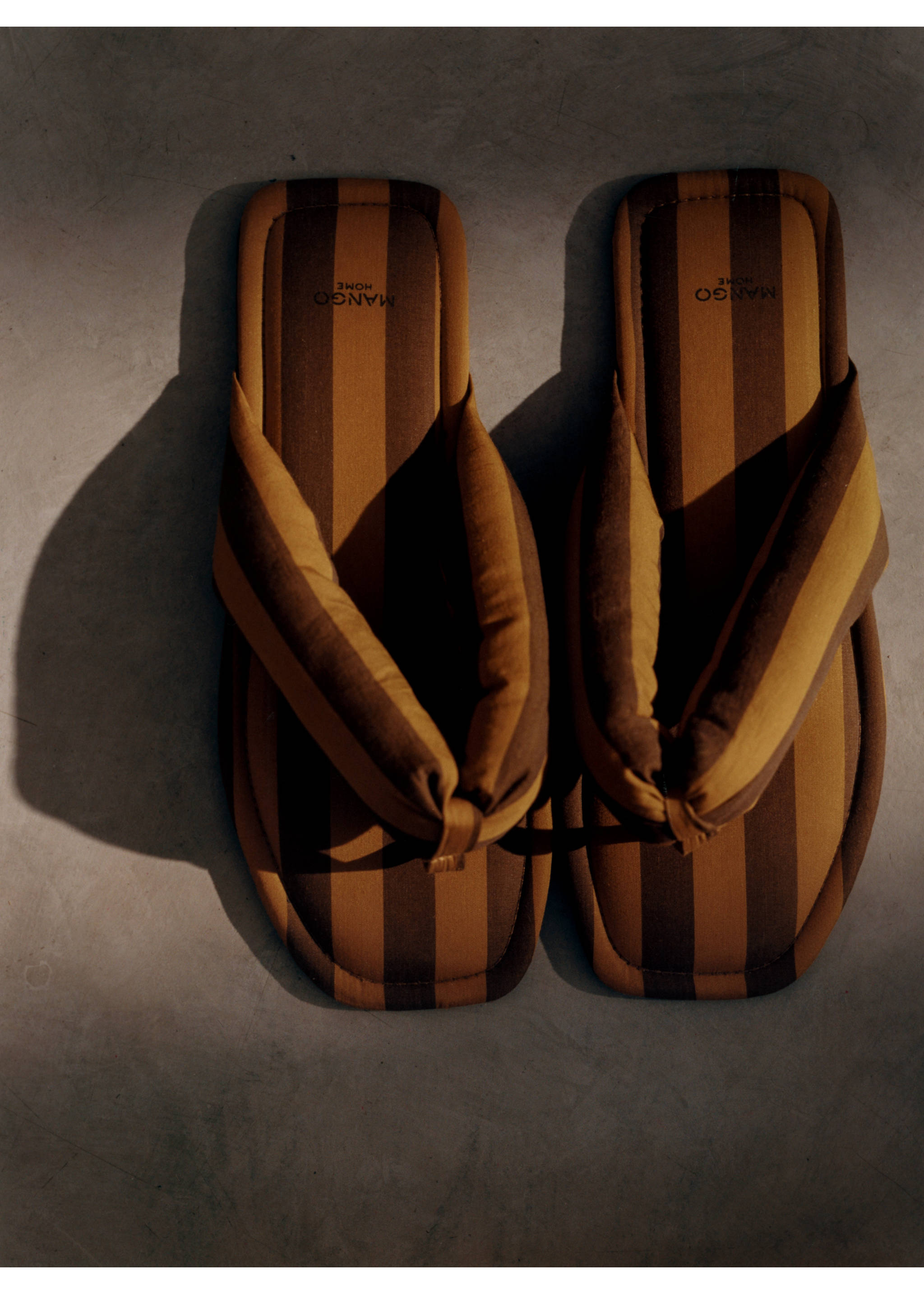 Zehentrenner-Hausschuhe mit gewebtem Streifen - Allgemeine Ansicht, Braun. Ref: 87043648-00.