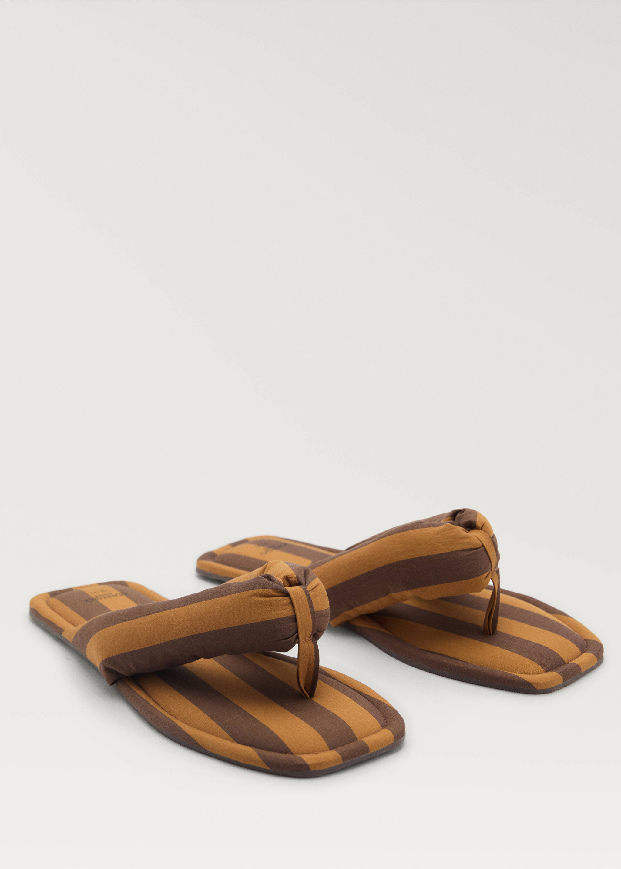 Zehentrenner-Hausschuhe mit gewebtem Streifen - Mittlere Ansicht, Braun. Ref: 87043648-00.