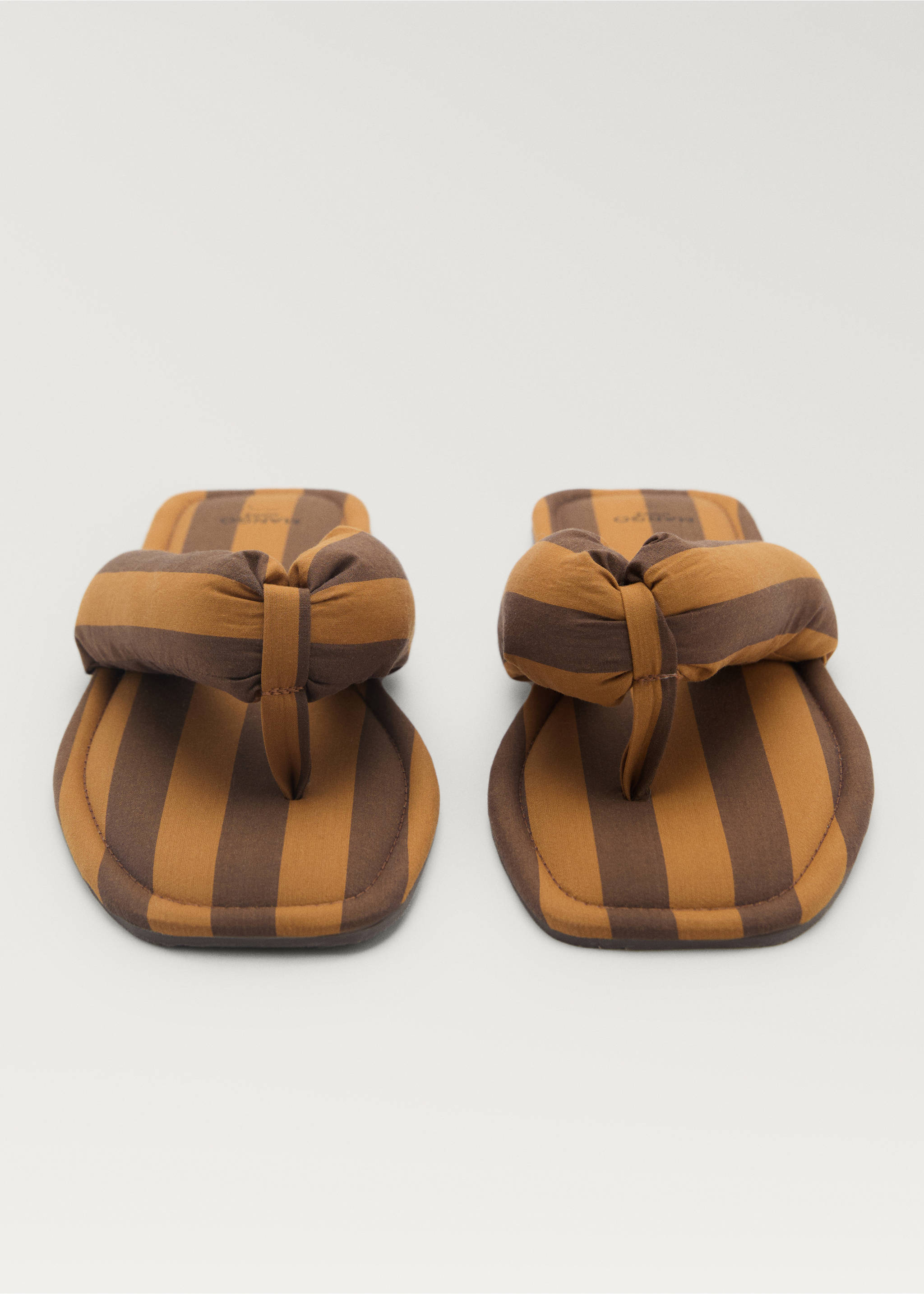 Zehentrenner-Hausschuhe mit gewebtem Streifen - Detail des Artikels 1, Braun. Ref: 87043648-00.