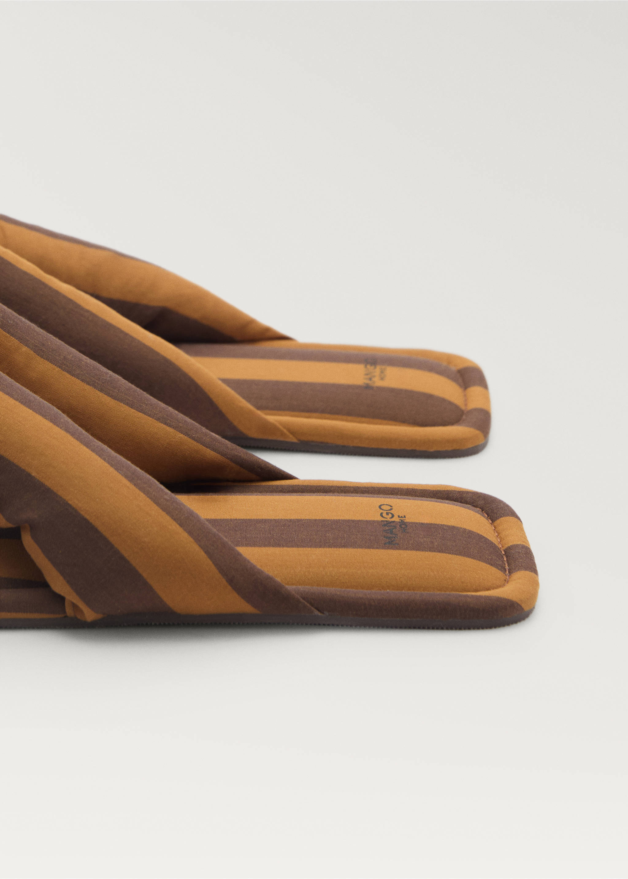 Zehentrenner-Hausschuhe mit gewebtem Streifen - Detail des Artikels 2, Braun. Ref: 87043648-00.