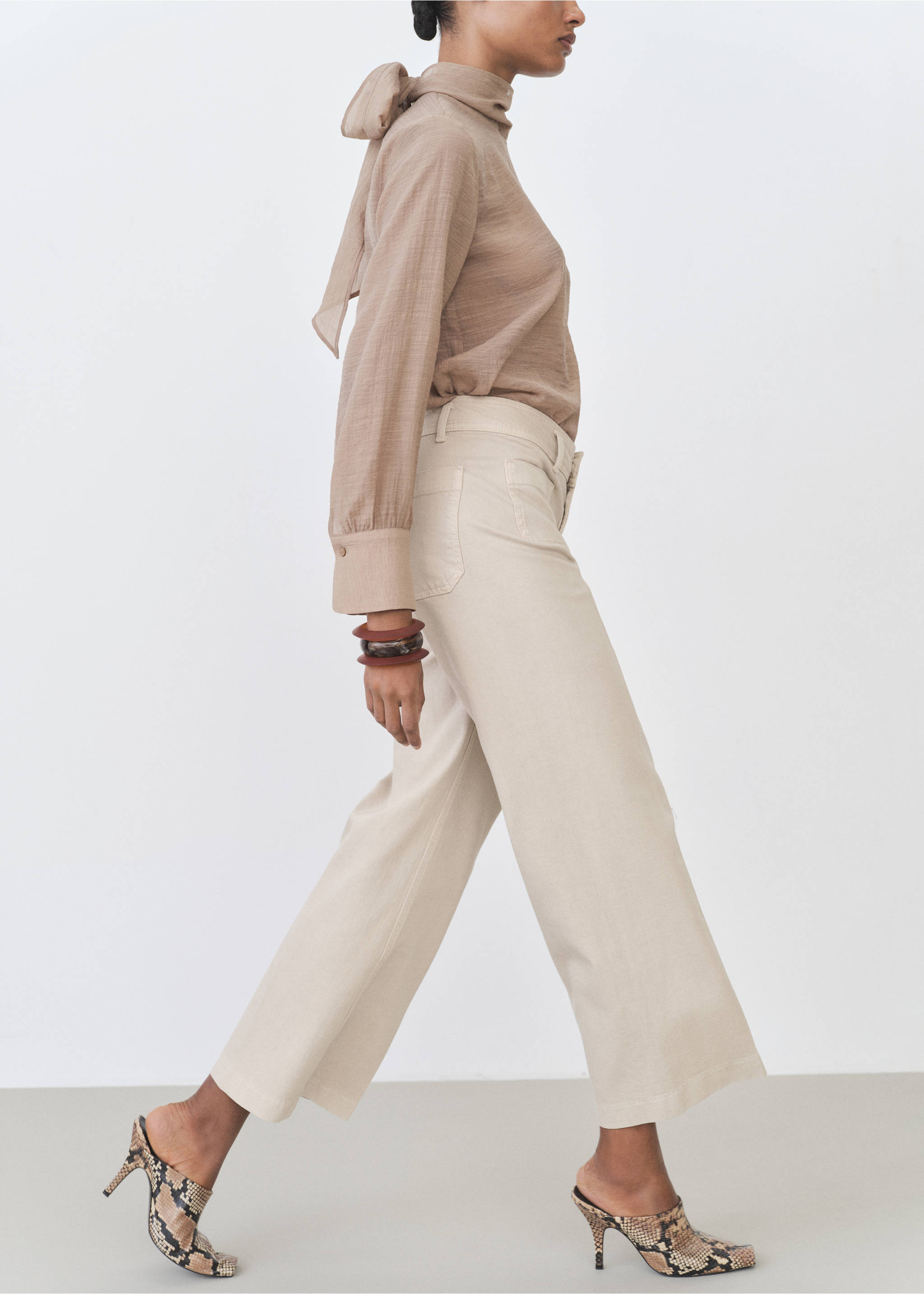 Wide leg jeans with pockets - Details of the article 2, Sand. Ref: 87044071-00.