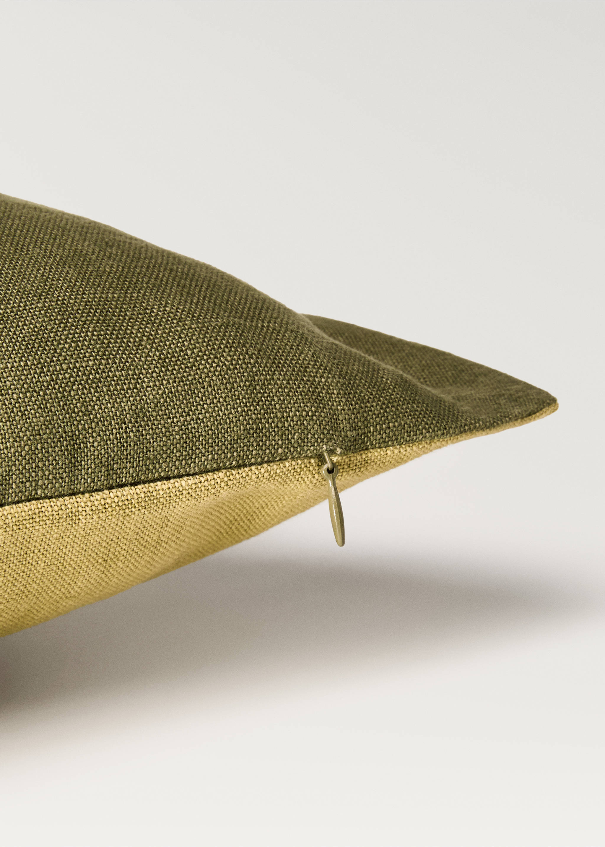 Two-tone linen cushion cover 40x60cm - Details of the article 2, Lime. Ref: 87044073-00.