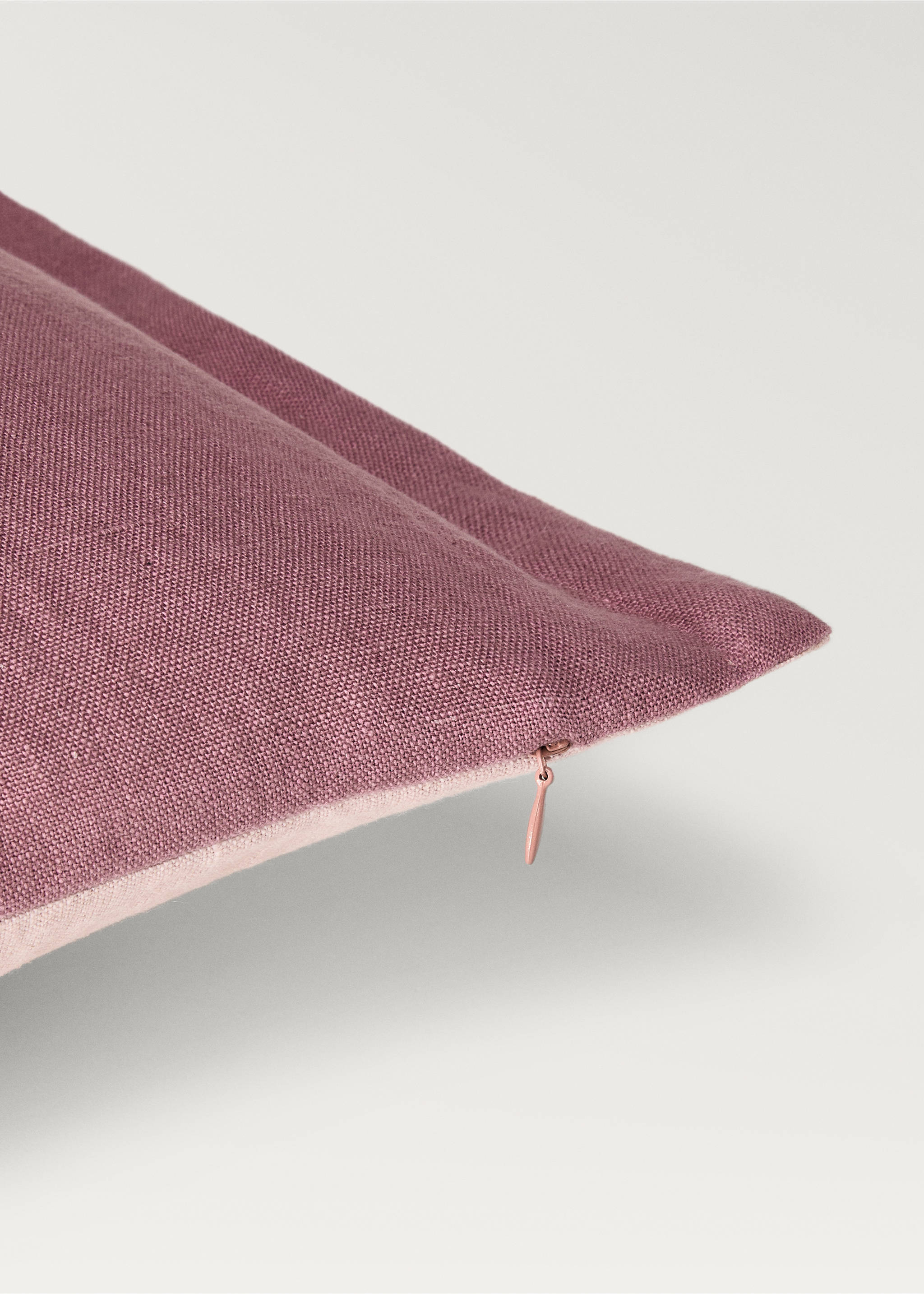 Two-tone linen cushion cover 40x60cm - Details of the article 2, Plum. Ref: 87044073-00.