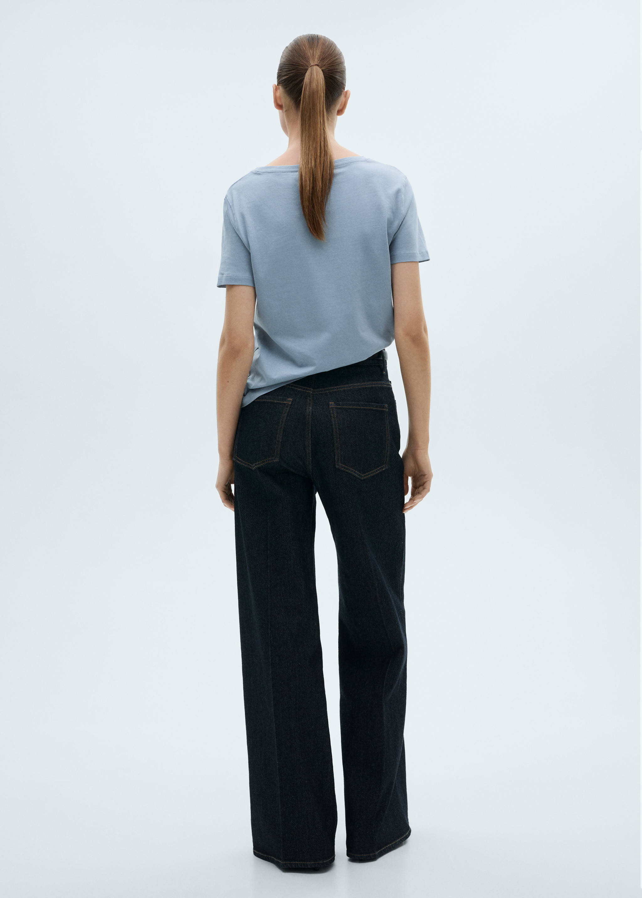 Baumwoll-T-Shirt, V-Ausschnitt - Rückseite des Artikels