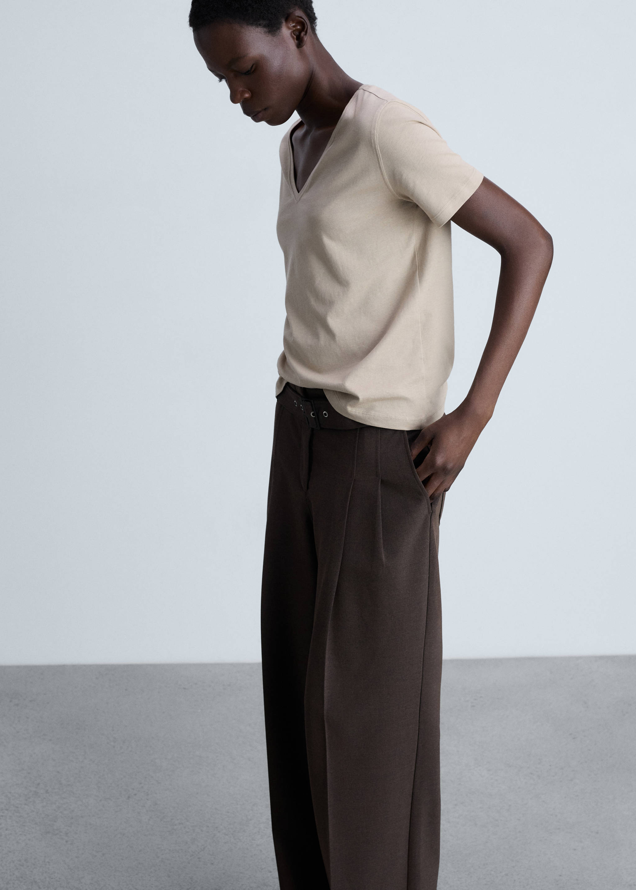 Baumwoll-T-Shirt, V-Ausschnitt - Mittlere Ansicht