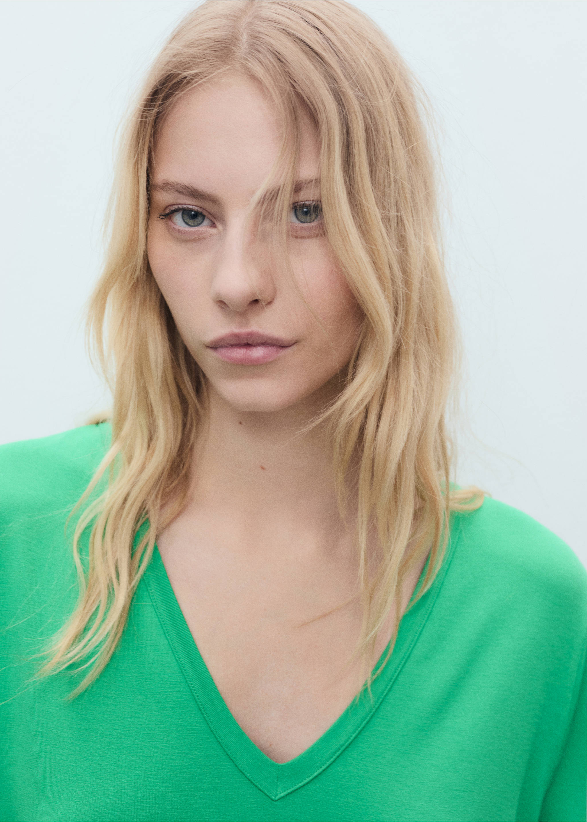 Camiseta cuello pico - Detalle del artículo 1, Verde. Ref: 87044080-00.