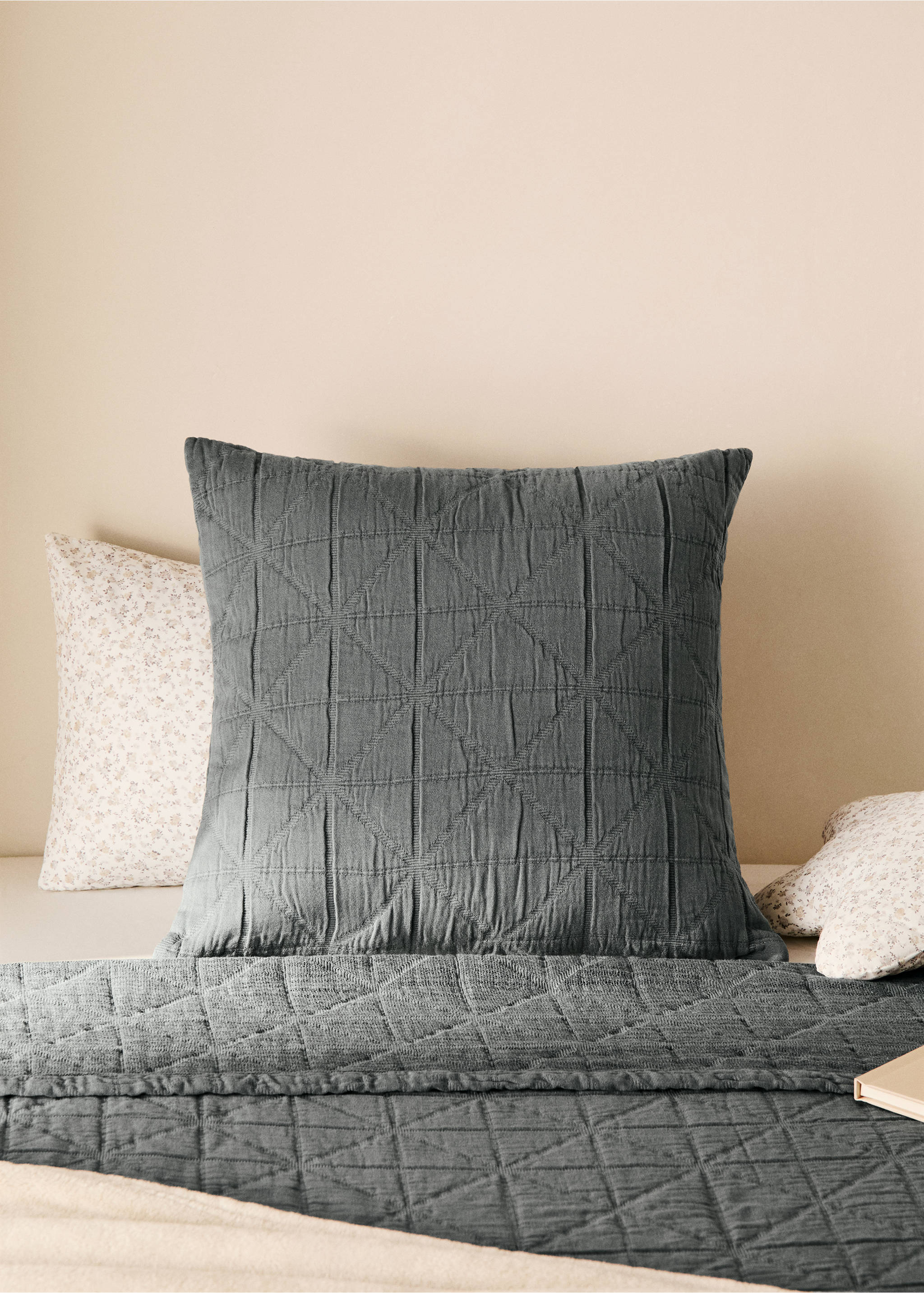 Funda cojín cama infantil algodón garment-dyed jacquard rombos 40x40 cm - Plano general, Gris. Ref: 87044083-00.