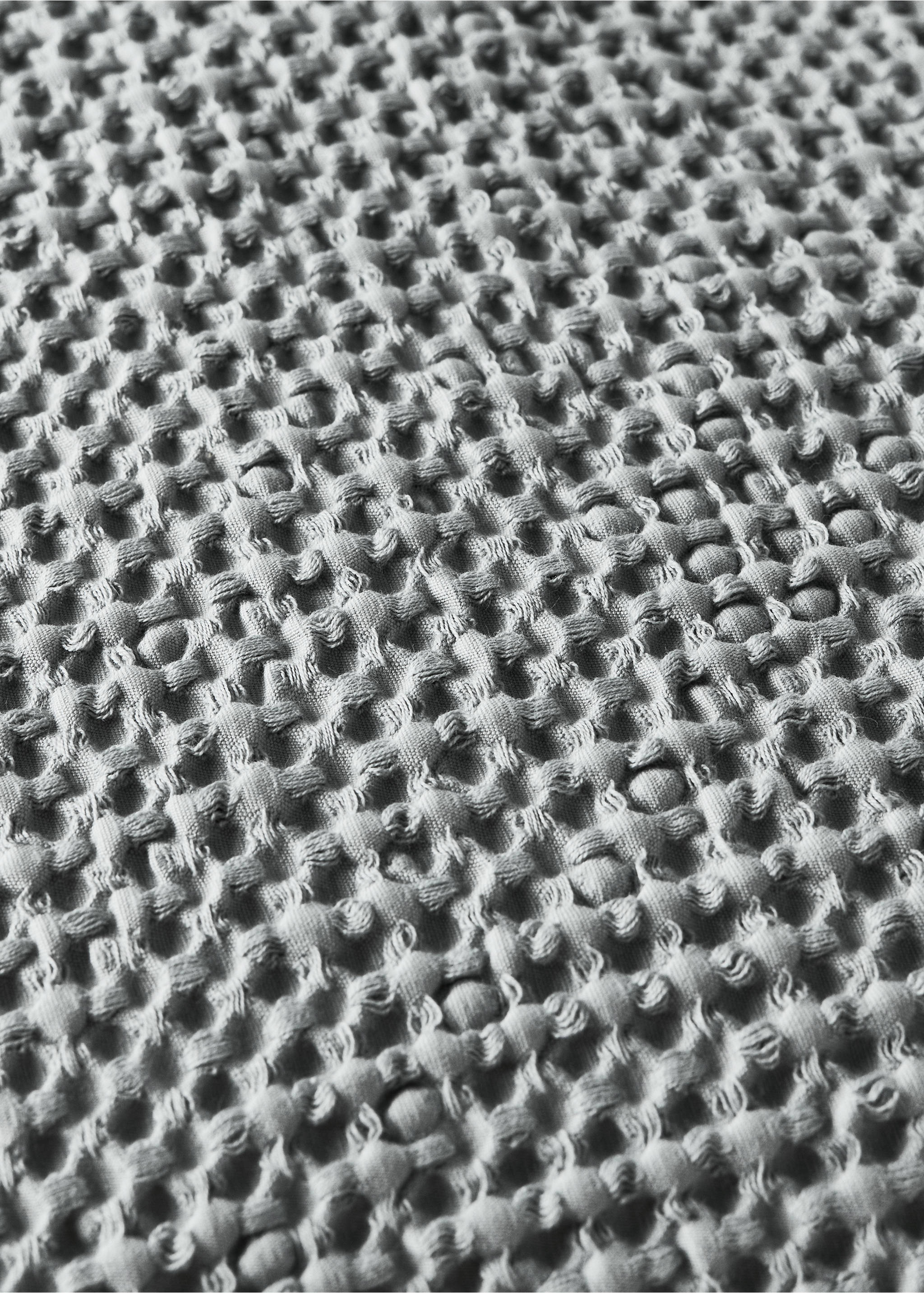Children’s waffle-cotton garment-dyed cushion cover  40x40cm - Details of the article 2, Grey. Ref: 87044084-00.