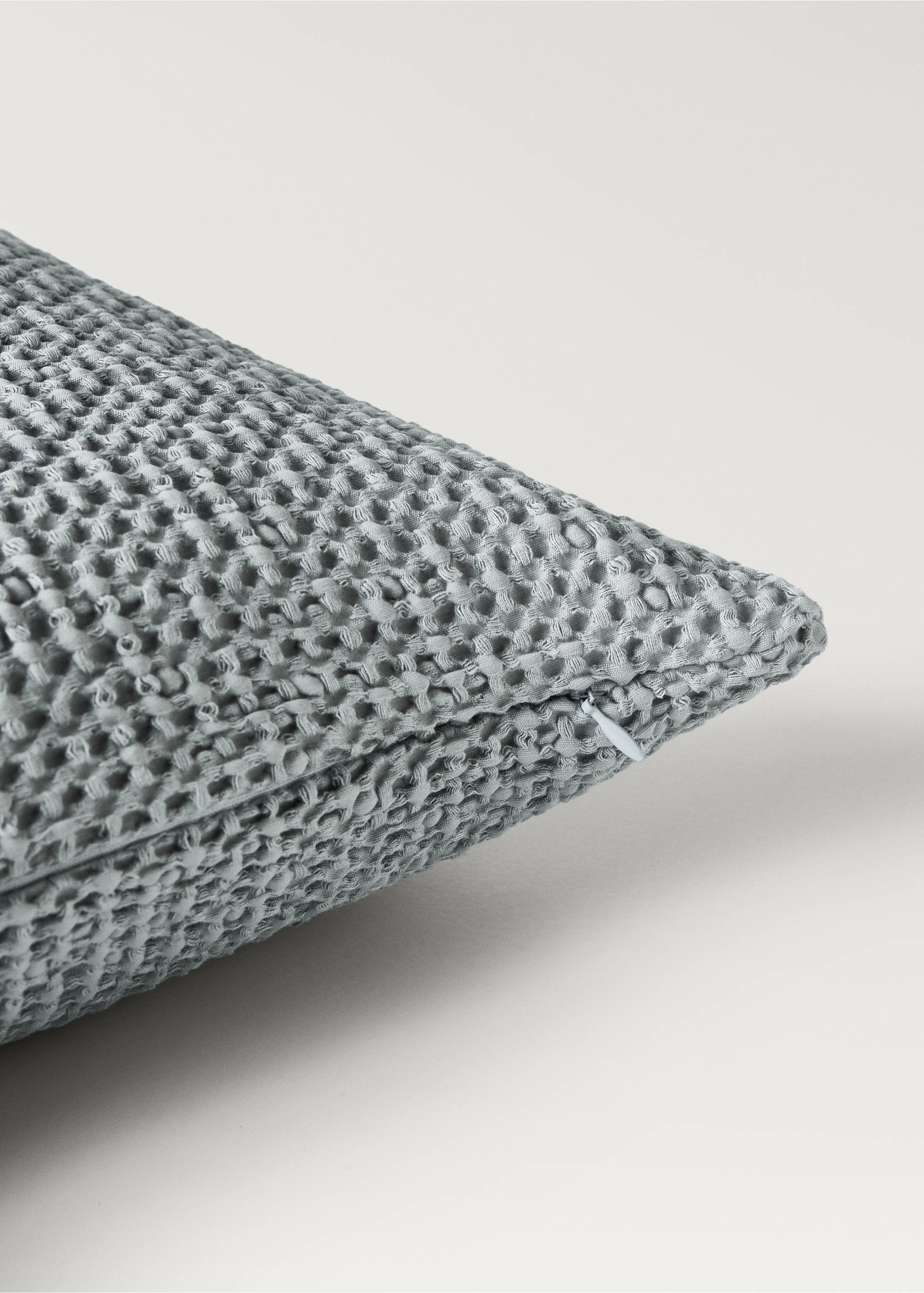 Children’s waffle-cotton garment-dyed cushion cover  40x40cm - Details of the article 3, Grey. Ref: 87044084-00.