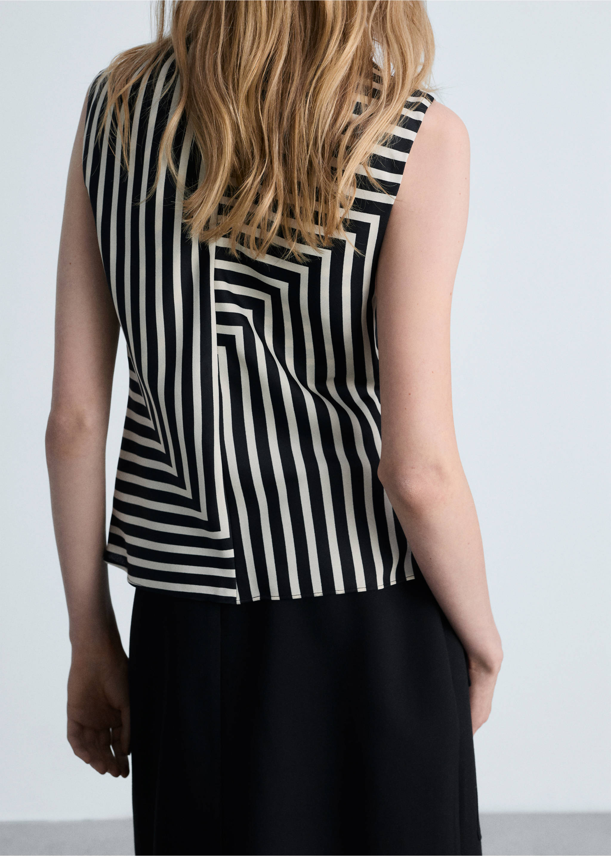 Gestreepte blouse met trechterhals - Achterkant van het artikel, Zwart. Ref: 87044091-00.