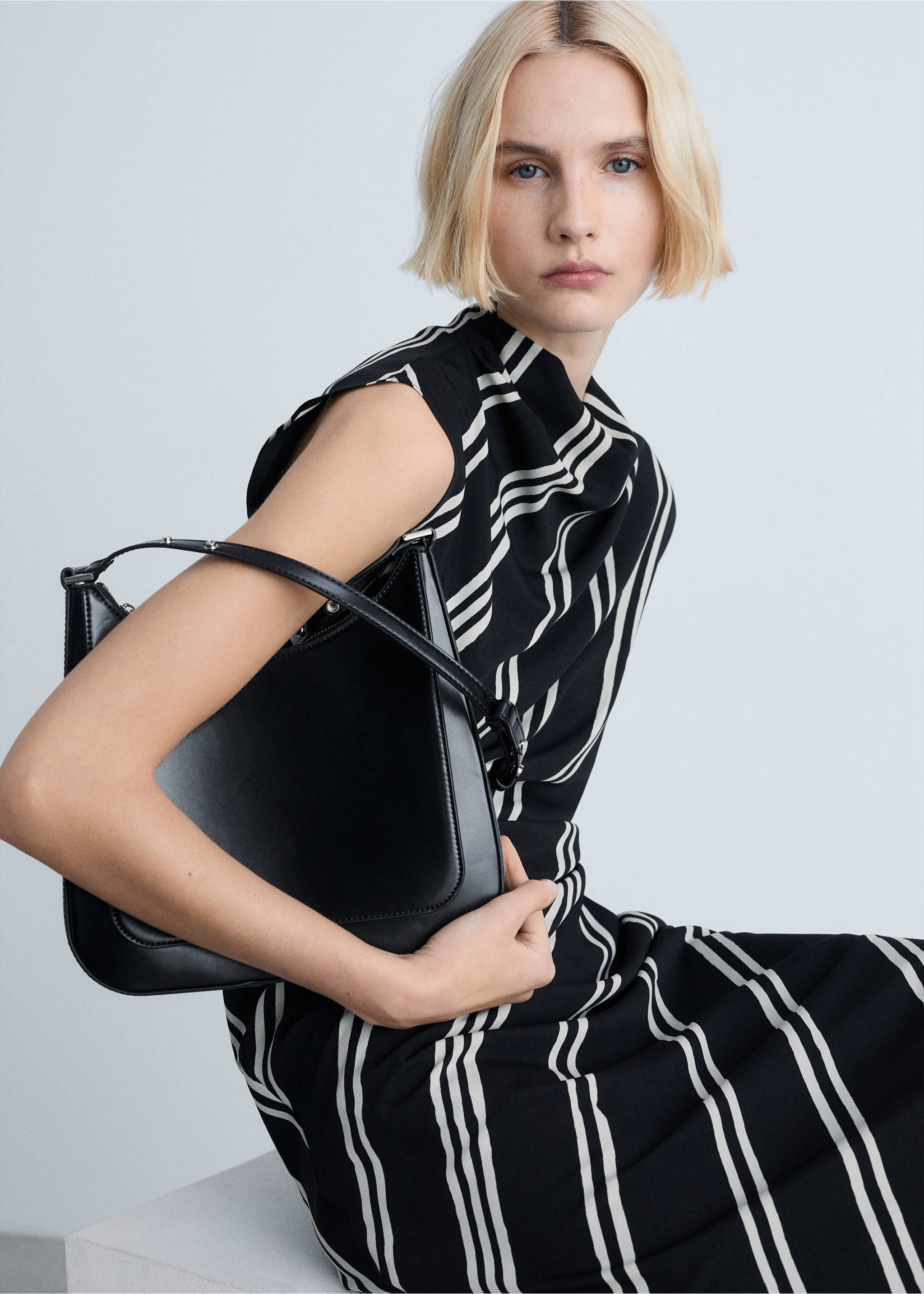 Midi-jurk met streepjesprint - Middenvlak, Zwart. Ref: 87044093-00.