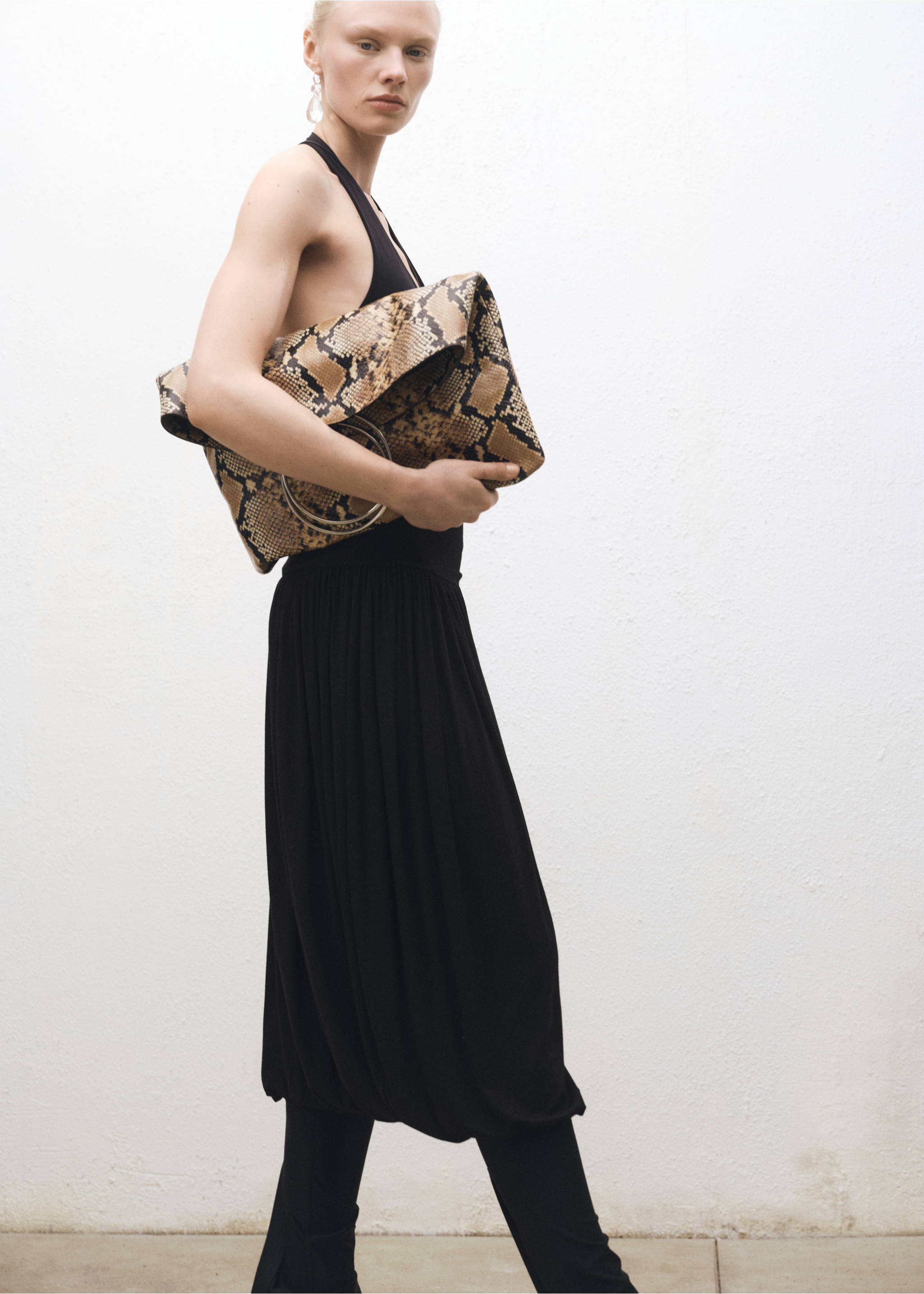 Balloon midi skirt - Details of the article 6, Black. Ref: 87044421-00.