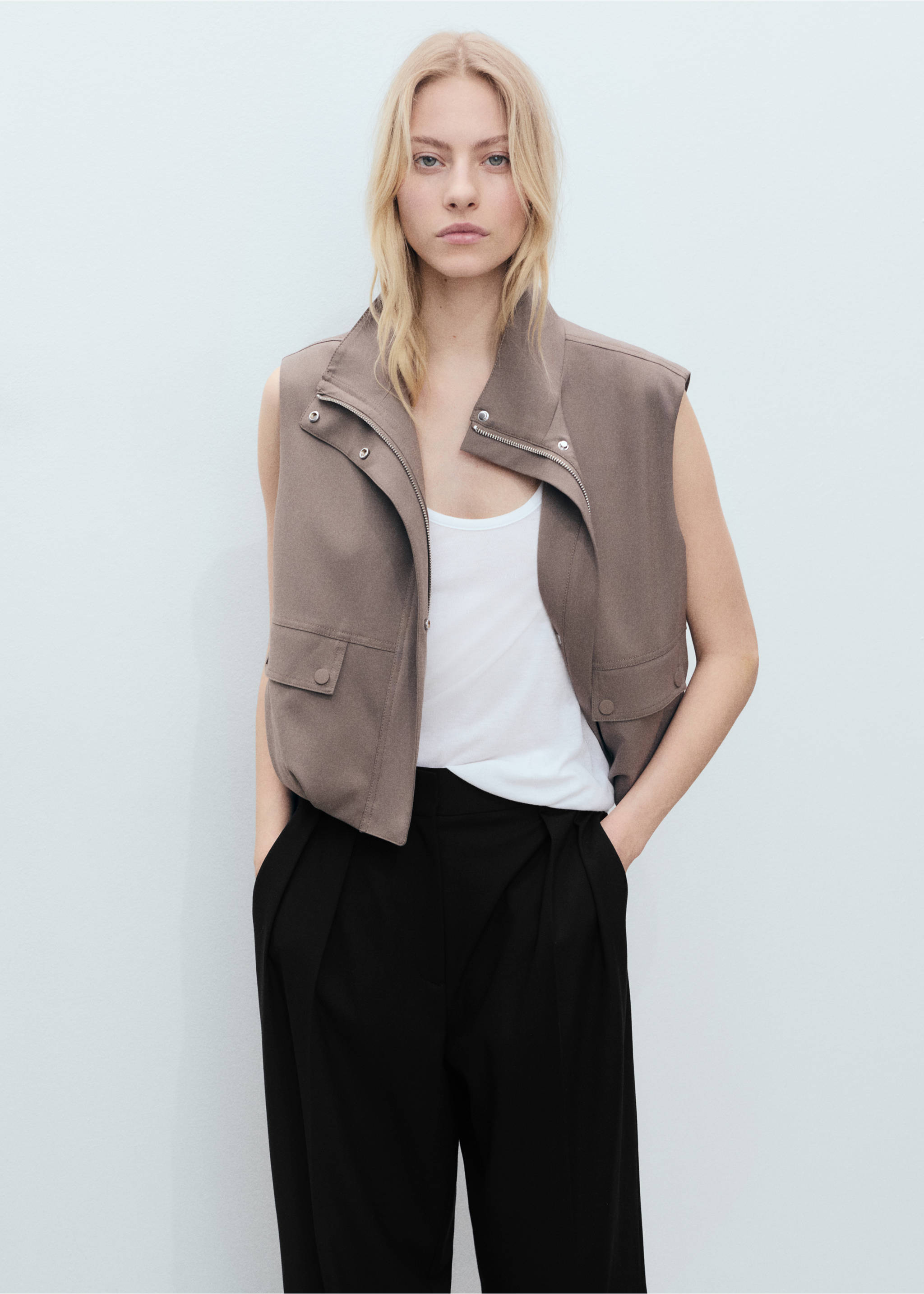 Wide leg pleated trousers - Details of the article 1, Black. Ref: 87044424-00.