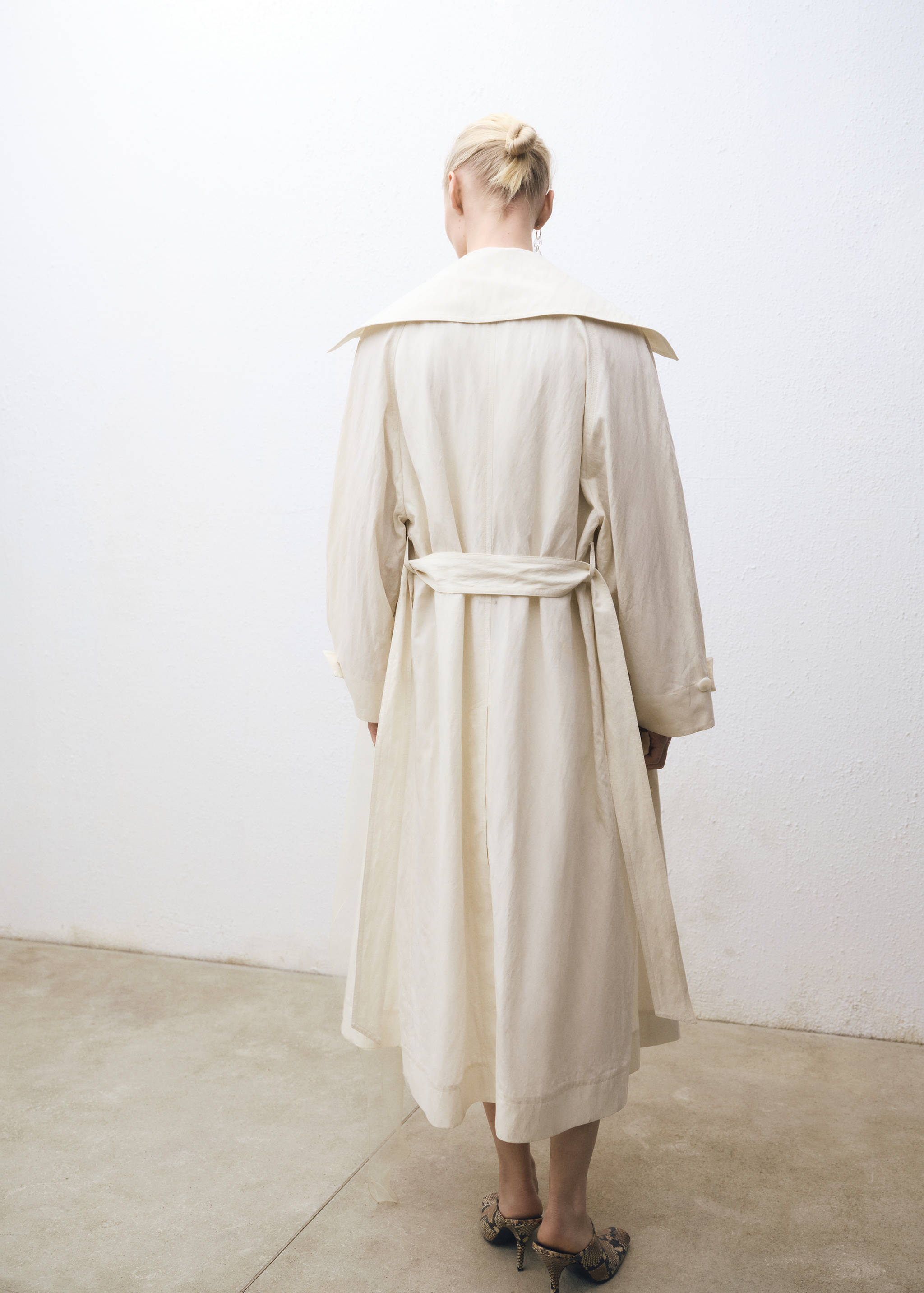 Oversized trenchcoat met revers - Achterkant van het artikel