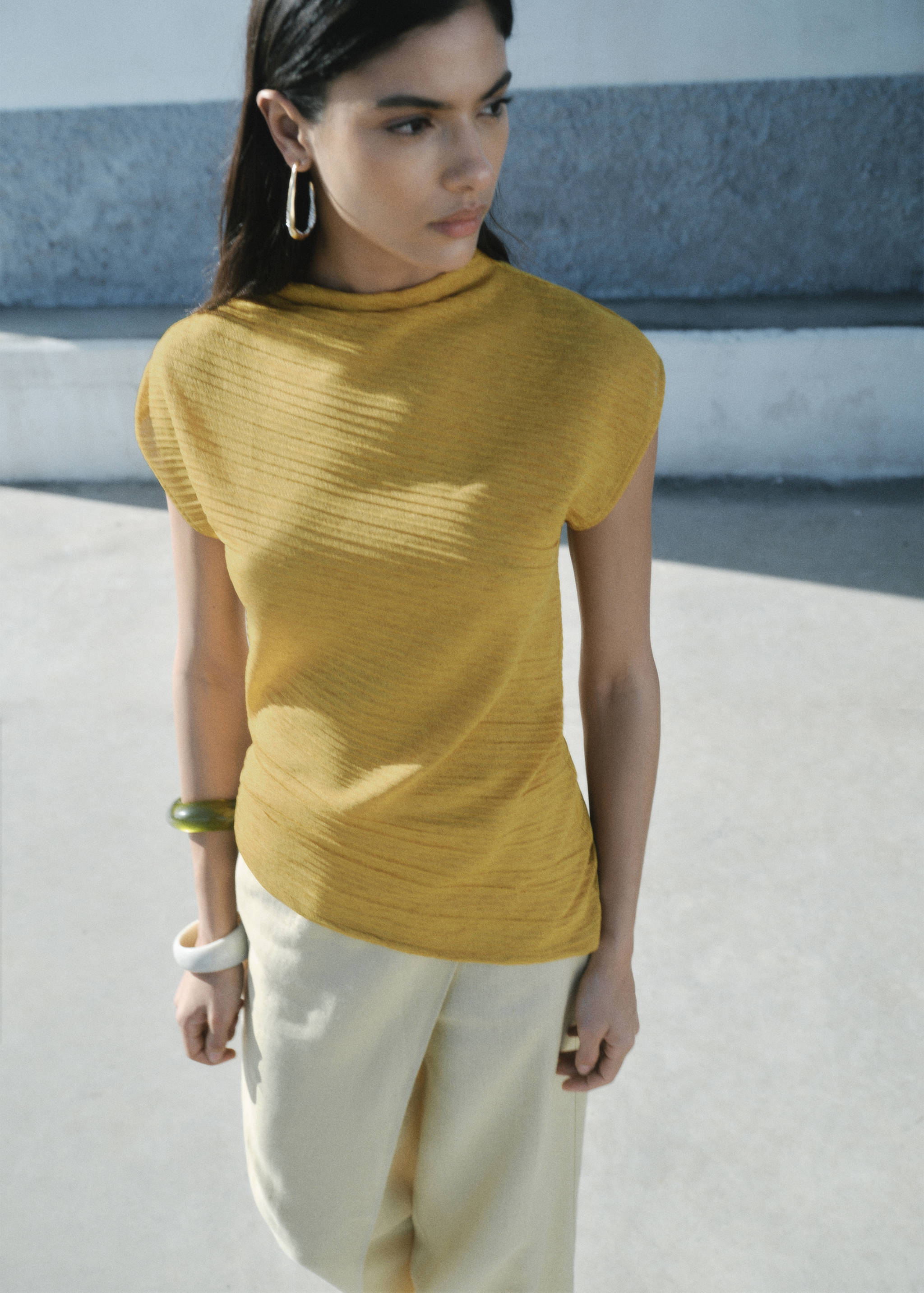 Asymmetrical textured top - Details of the article 7