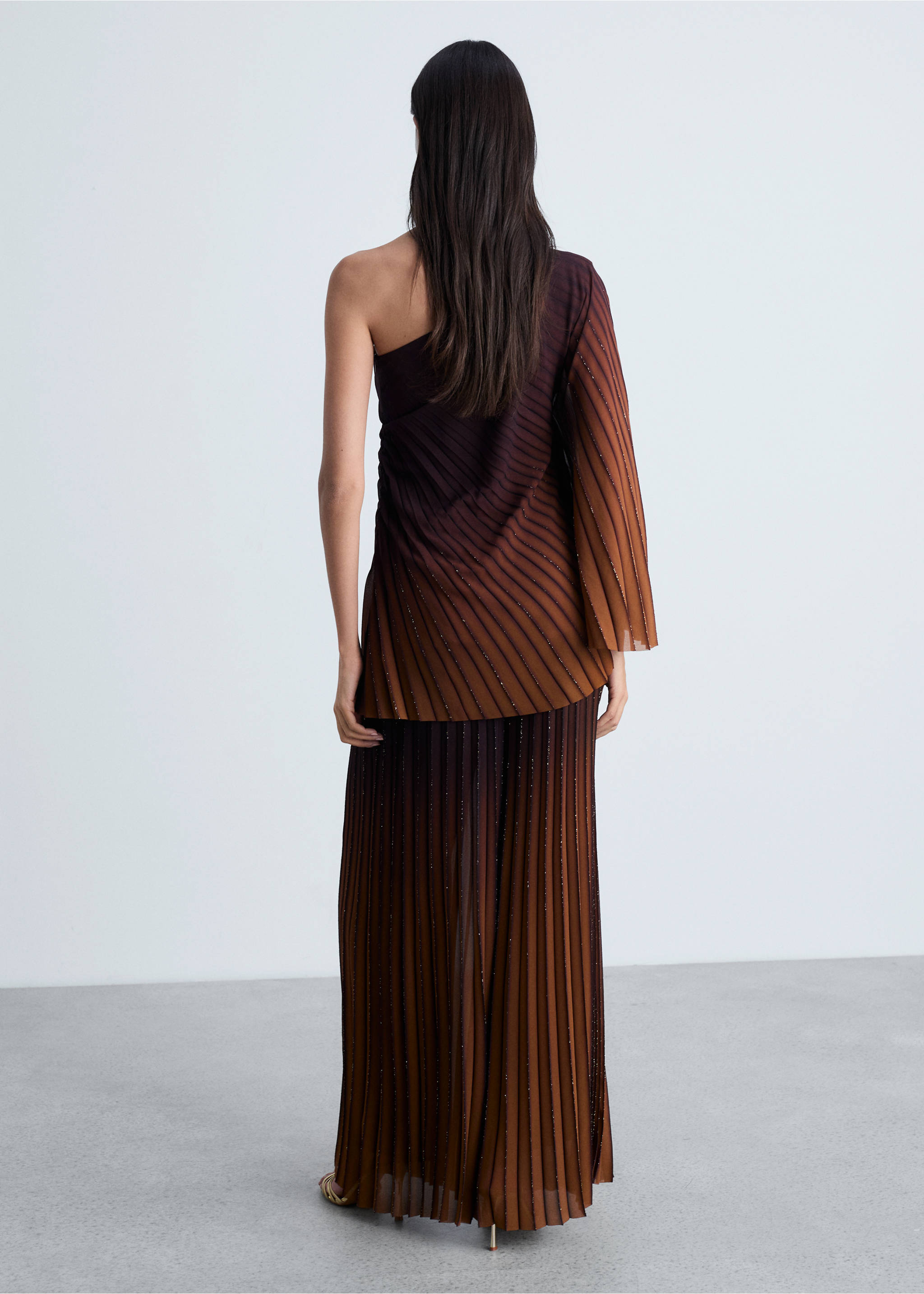 Asymmetrical pleated blouse - Reverse of the article, Coffee. Ref: 87044782-00.